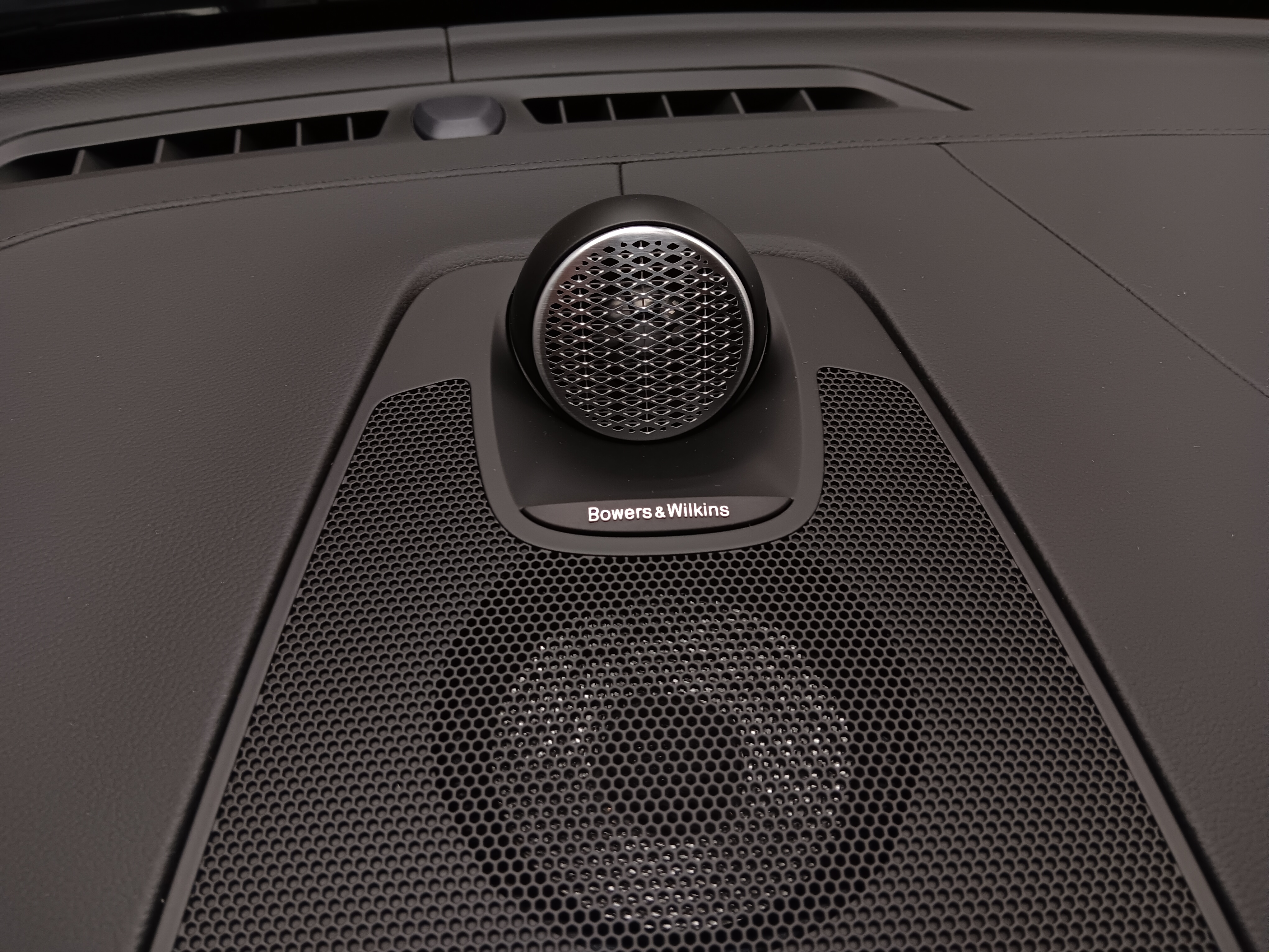 Volvo XC60 T8 AWD LONG RANGE HIGH PERFORMANCE ULTRA DARK.