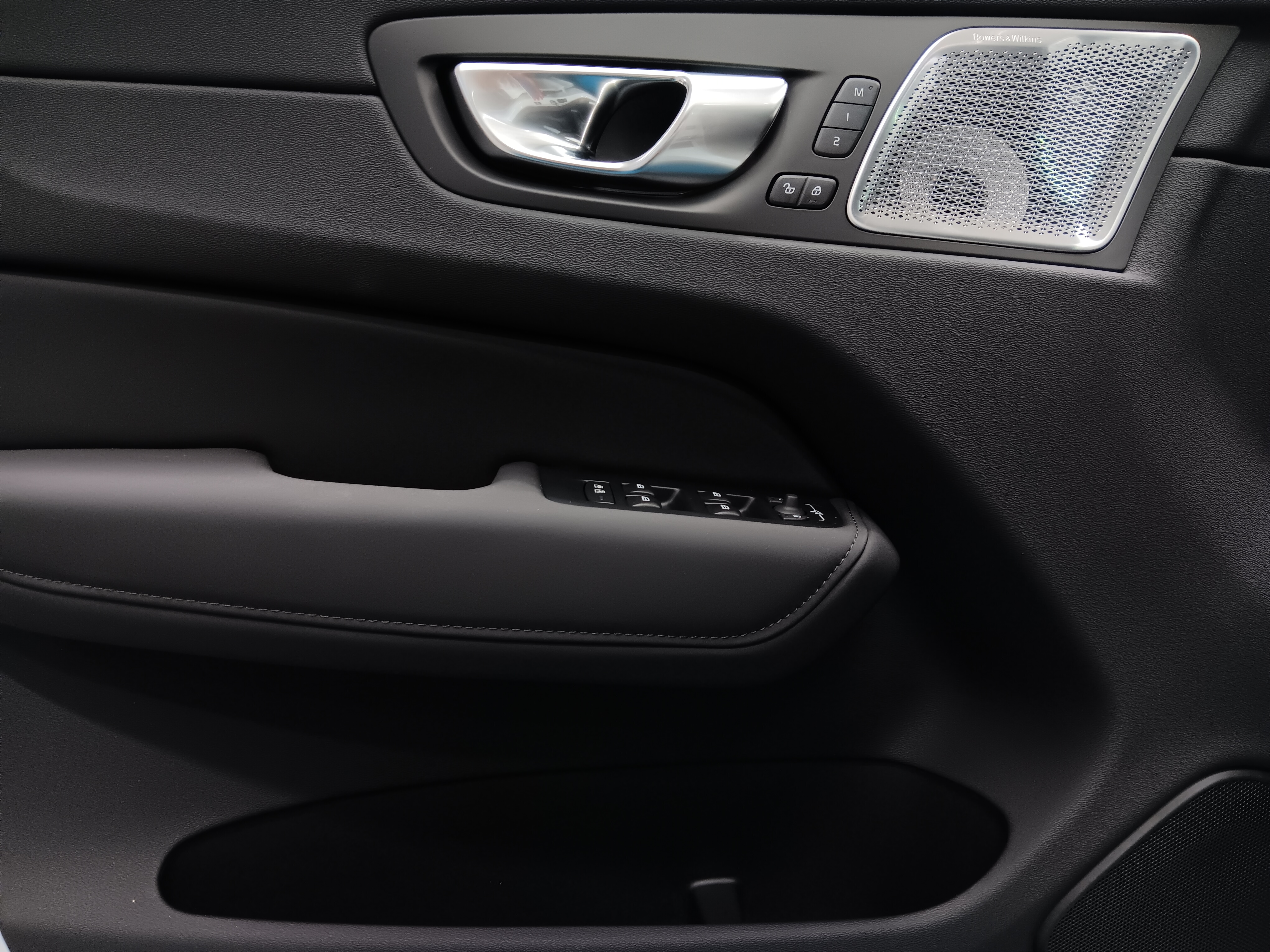 Volvo XC60 T8 AWD LONG RANGE HIGH PERFORMANCE ULTRA DARK.