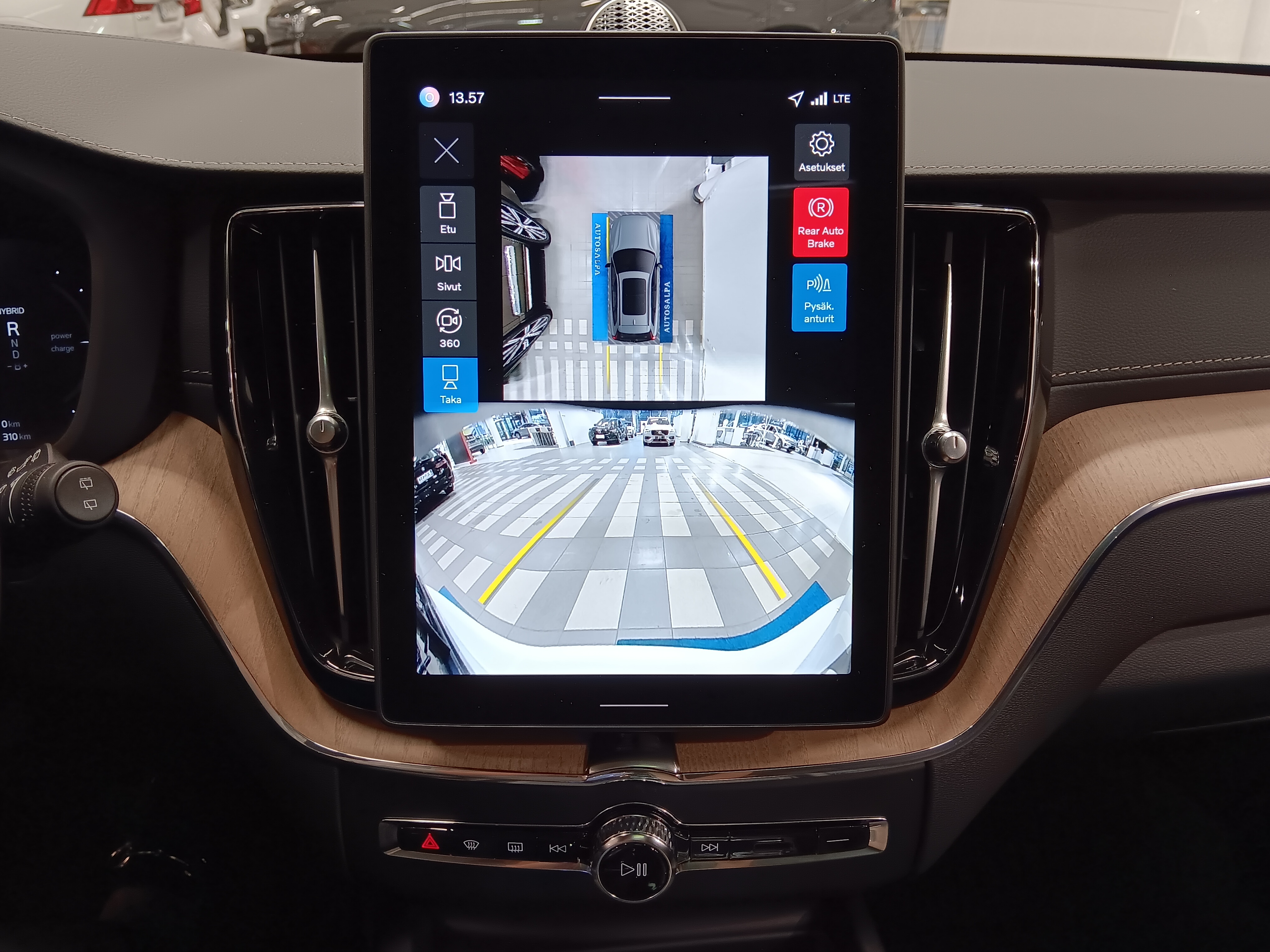 Volvo XC60 T8 AWD LONG RANGE HIGH PERFORMANCE ULTRA DARK.