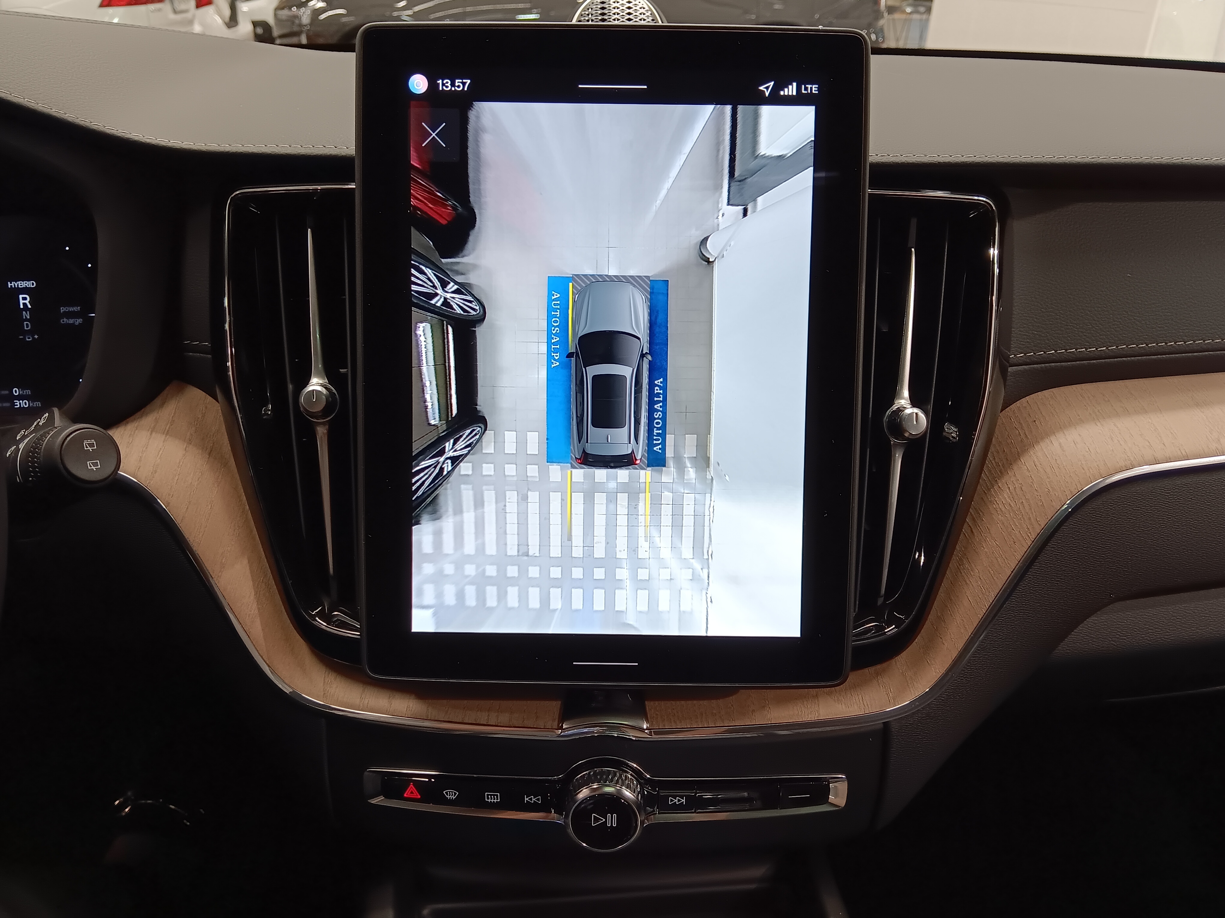 Volvo XC60 T8 AWD LONG RANGE HIGH PERFORMANCE ULTRA DARK.