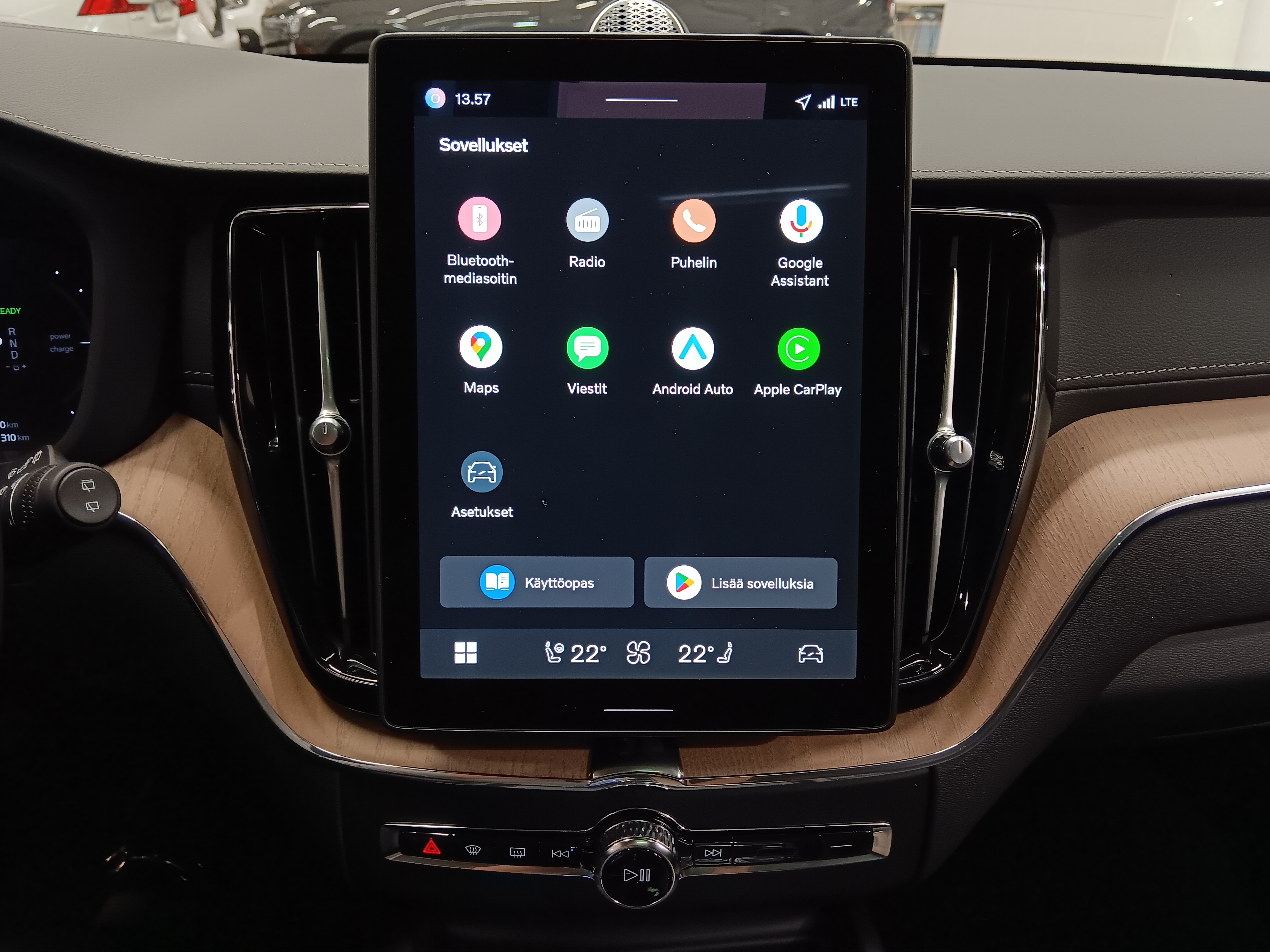 Volvo XC60 T8 AWD LONG RANGE HIGH PERFORMANCE ULTRA DARK.