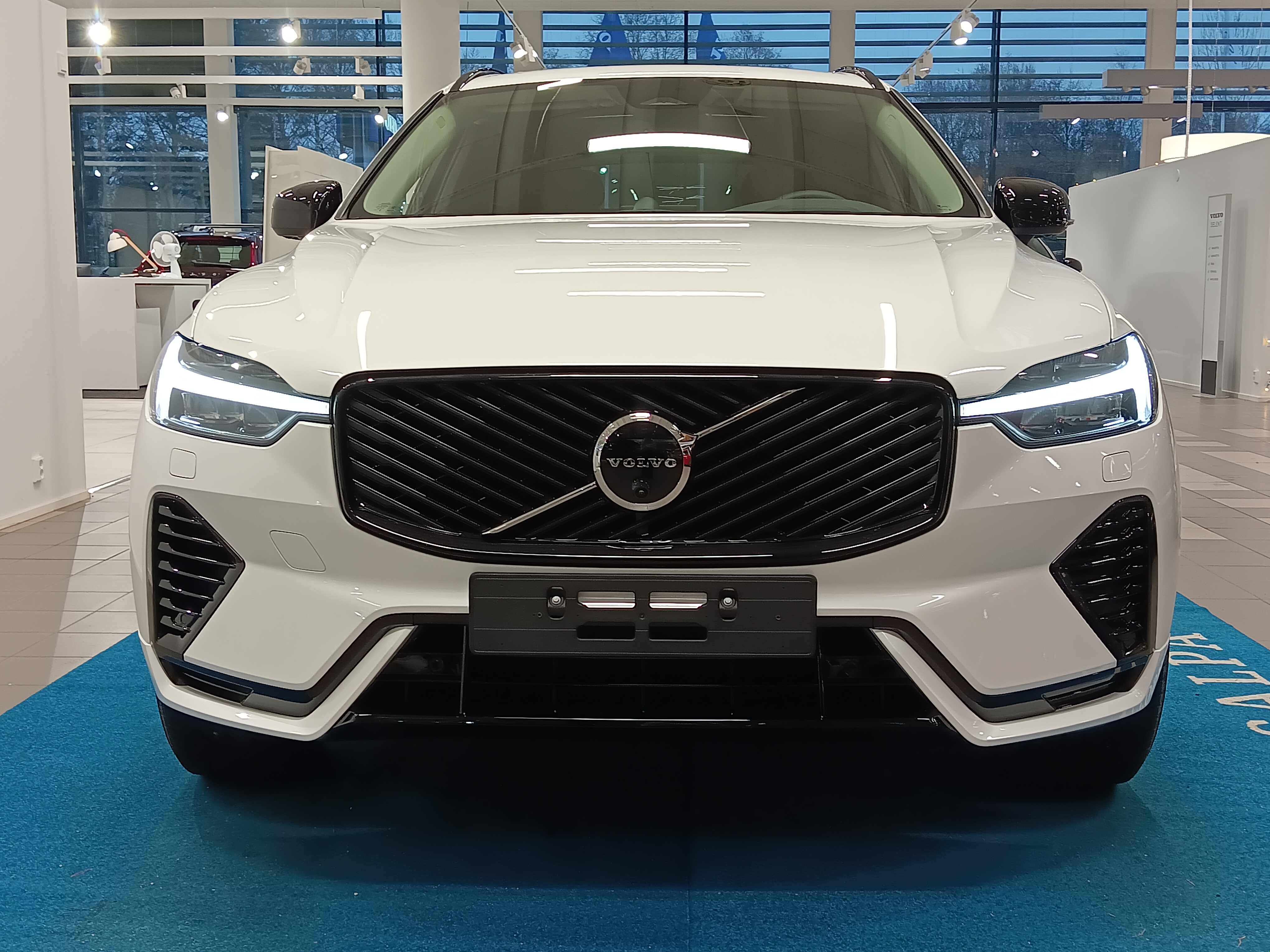 Volvo XC60 T8 AWD LONG RANGE HIGH PERFORMANCE ULTRA DARK.