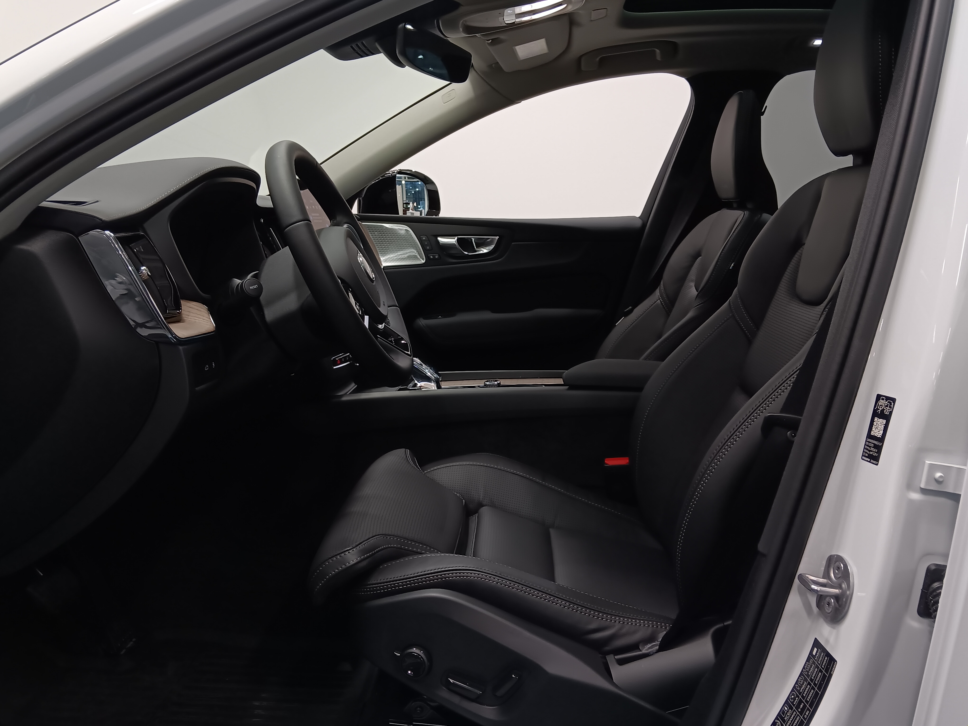 Volvo XC60 T8 AWD LONG RANGE HIGH PERFORMANCE ULTRA DARK.