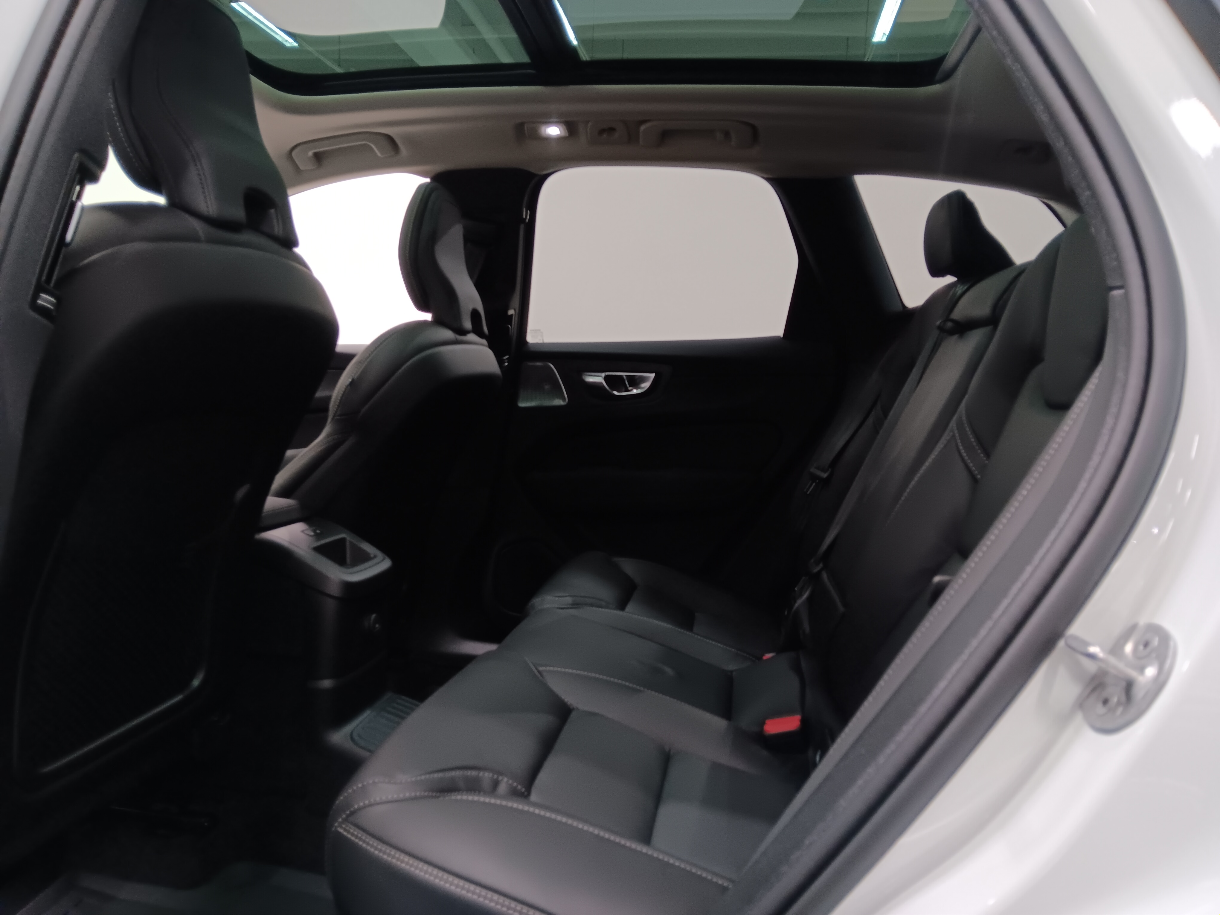 Volvo XC60 T8 AWD LONG RANGE HIGH PERFORMANCE ULTRA DARK.