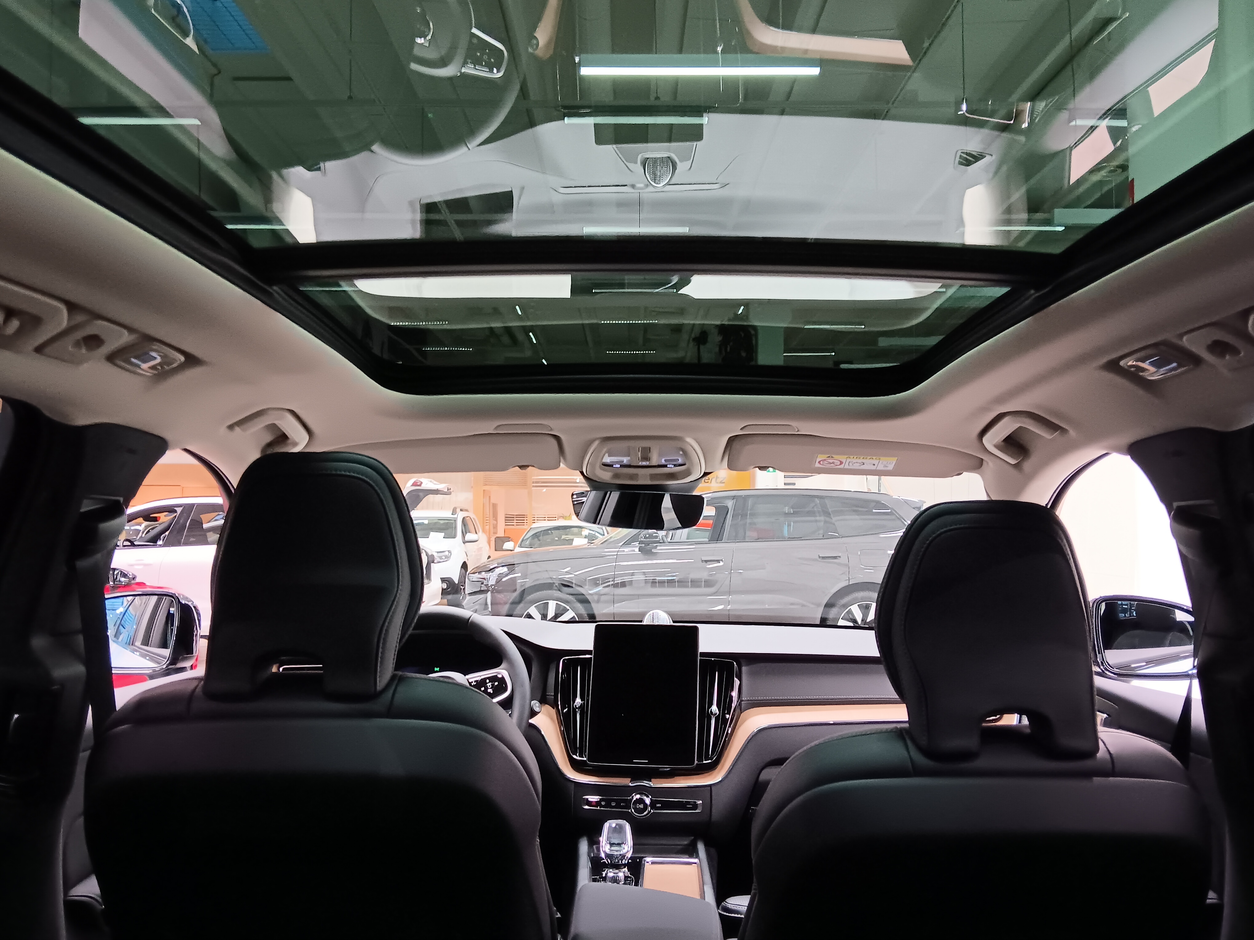 Volvo XC60 T8 AWD LONG RANGE HIGH PERFORMANCE ULTRA DARK.