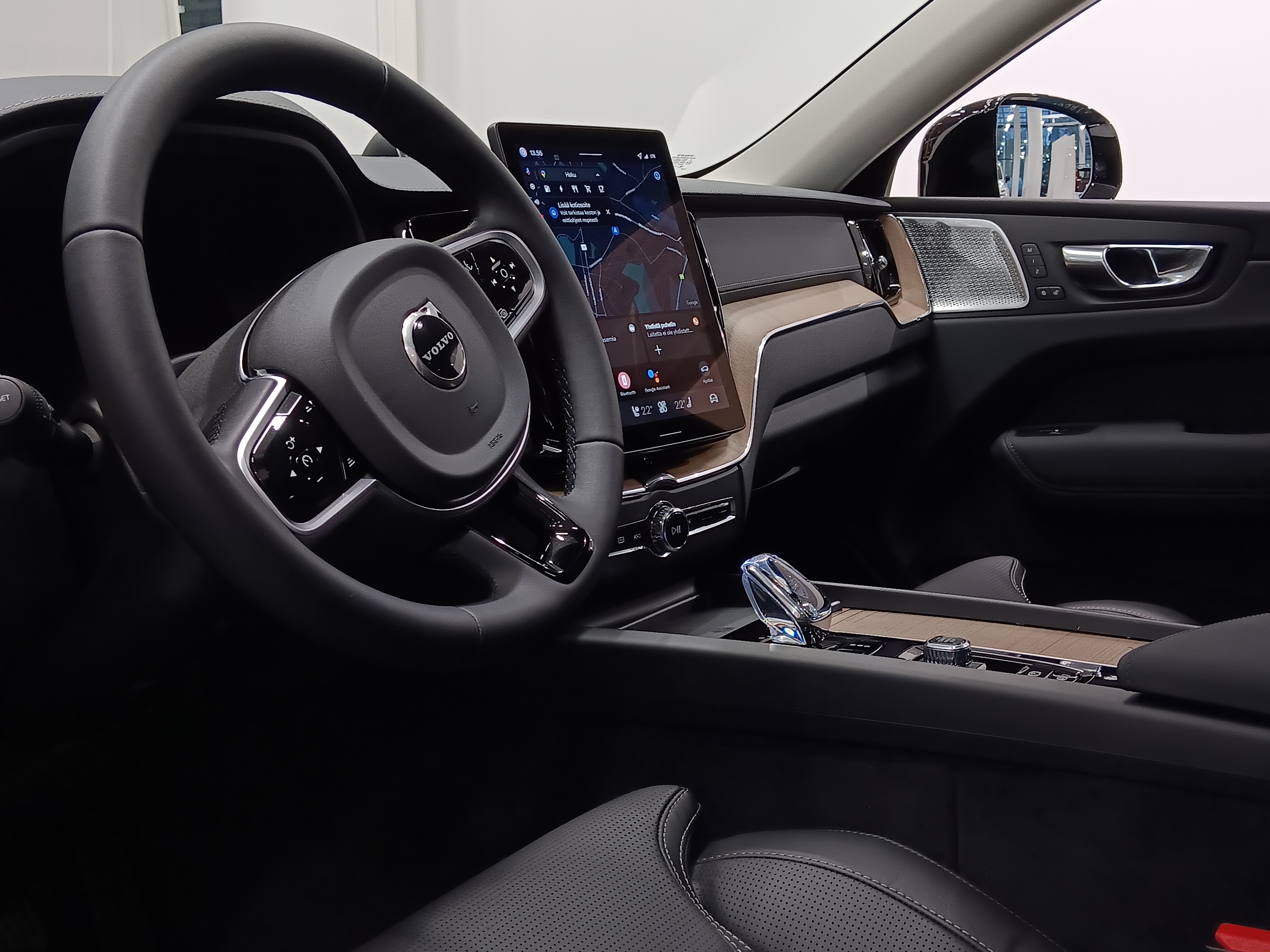 Volvo XC60 T8 AWD LONG RANGE HIGH PERFORMANCE ULTRA DARK.