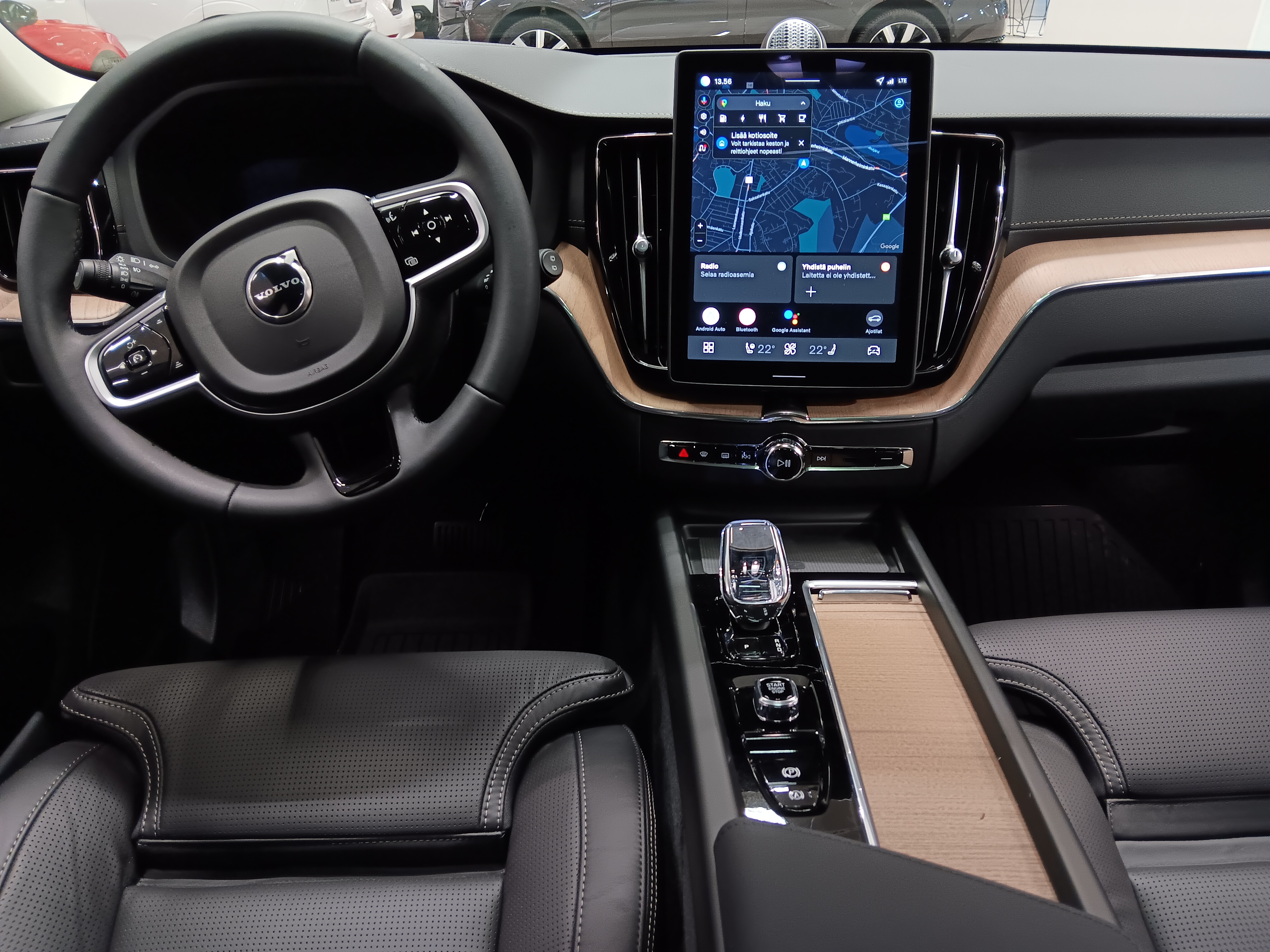 Volvo XC60 T8 AWD LONG RANGE HIGH PERFORMANCE ULTRA DARK.