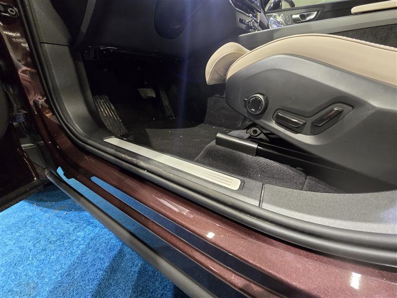 Volvo XC60 T6 AWD LONG RANGE PLUS DARK.