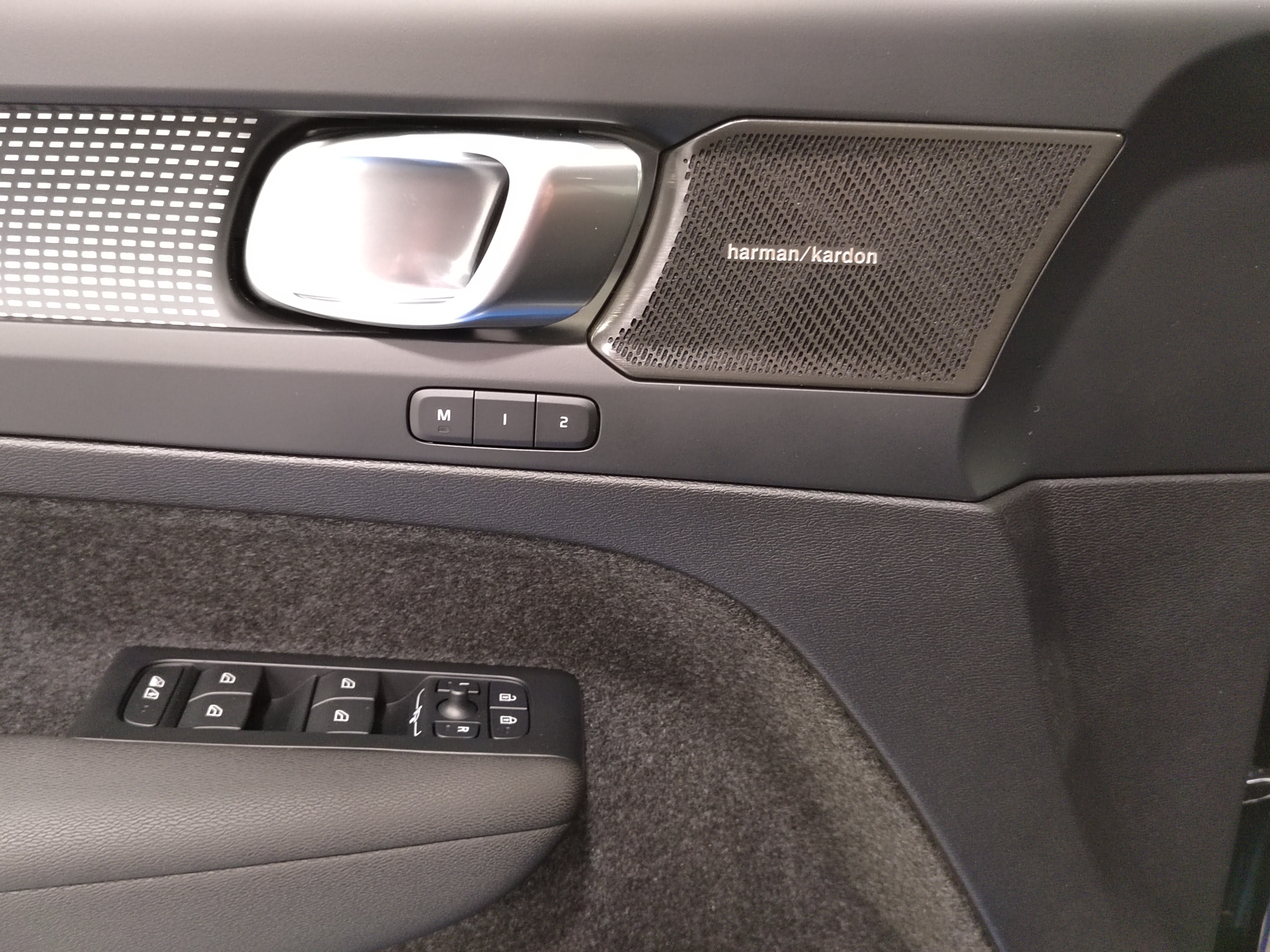 Volvo EC40 TWIN PERFORMANCE ULTRA BLACK EDITION