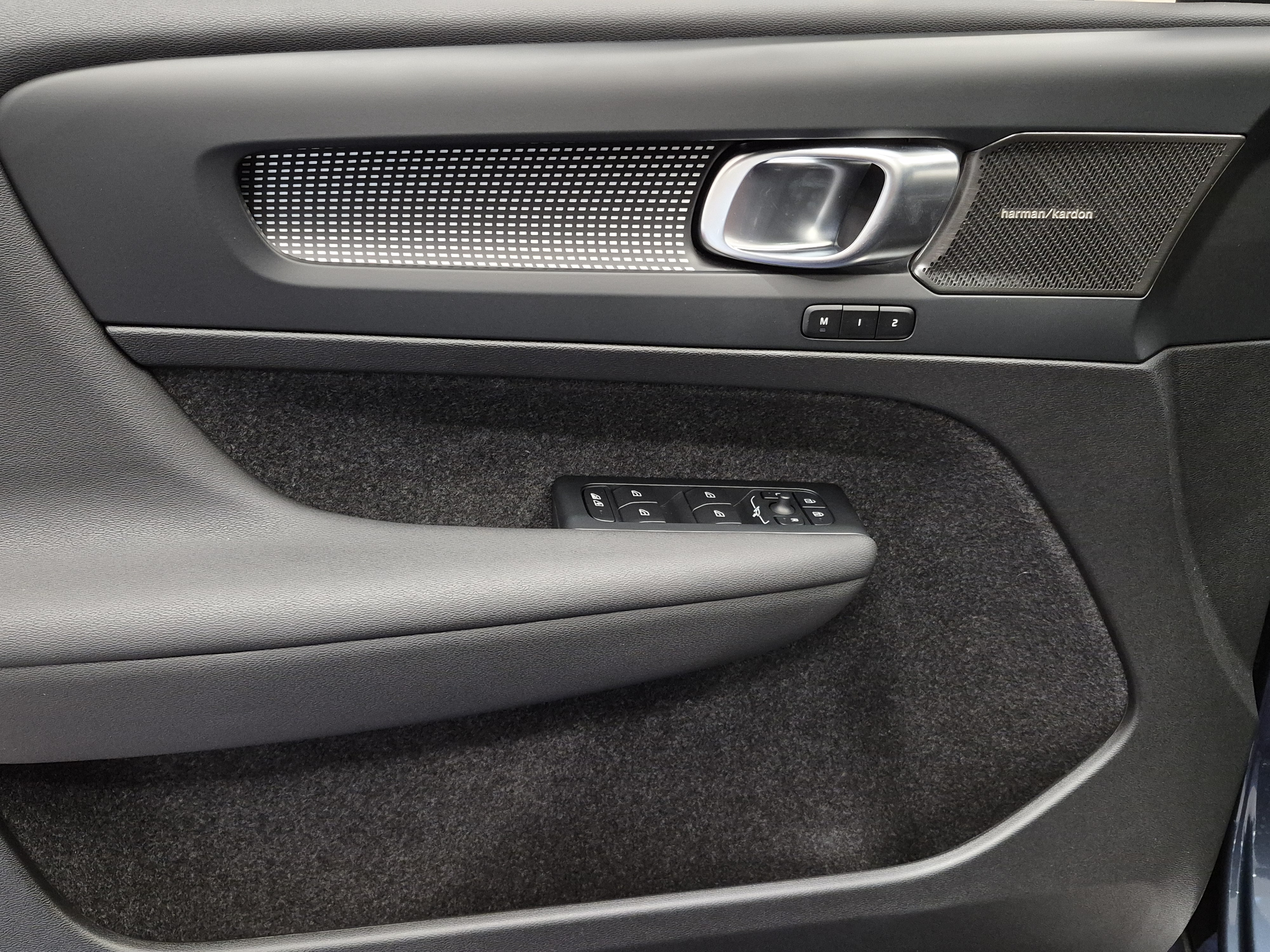 Volvo EC40 TWIN PERFORMANCE ULTRA BLACK EDITION.
