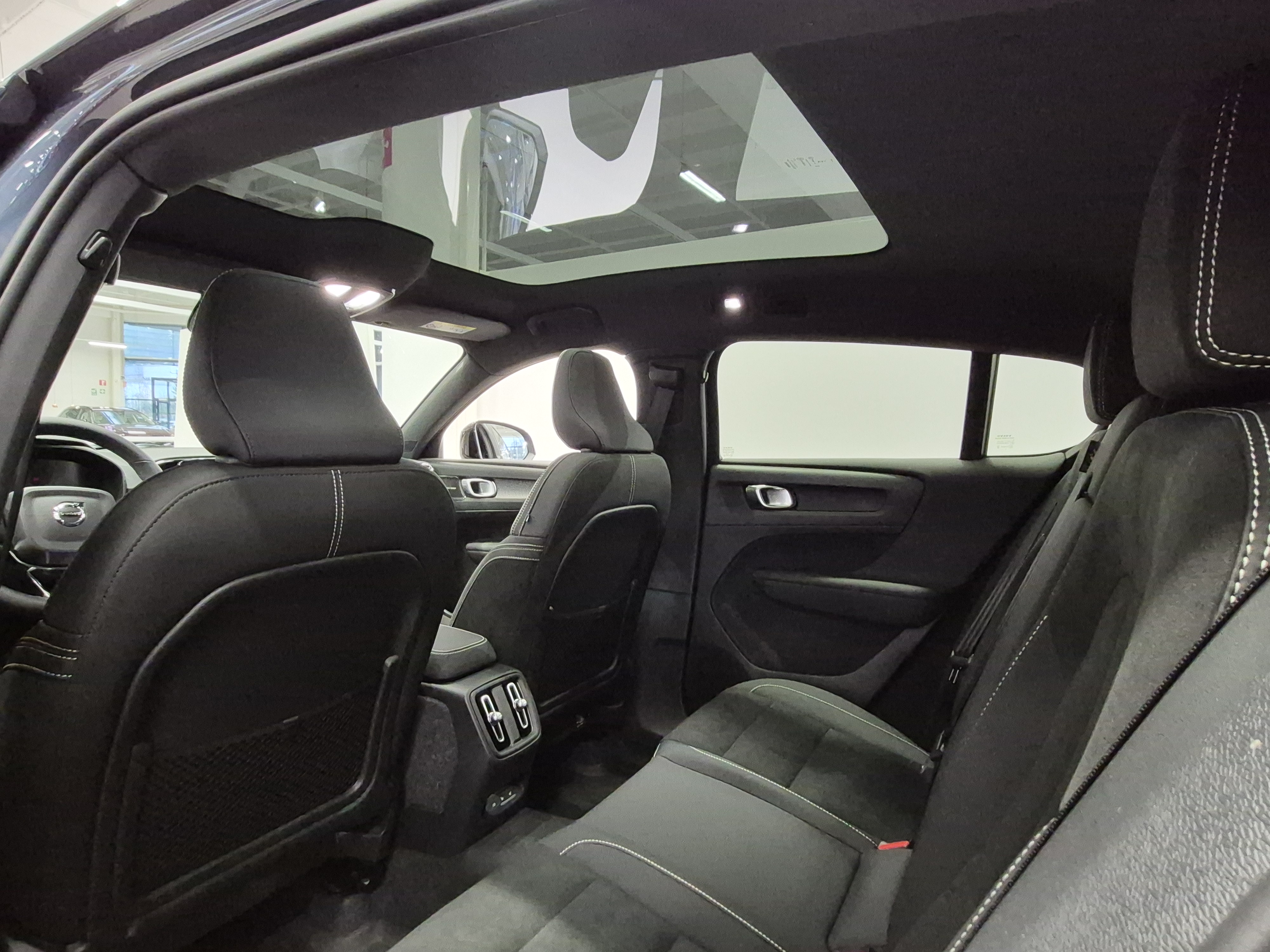Volvo EC40 TWIN PERFORMANCE ULTRA BLACK EDITION.