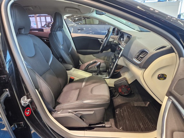 Volvo V40 T2 MOMENTUM