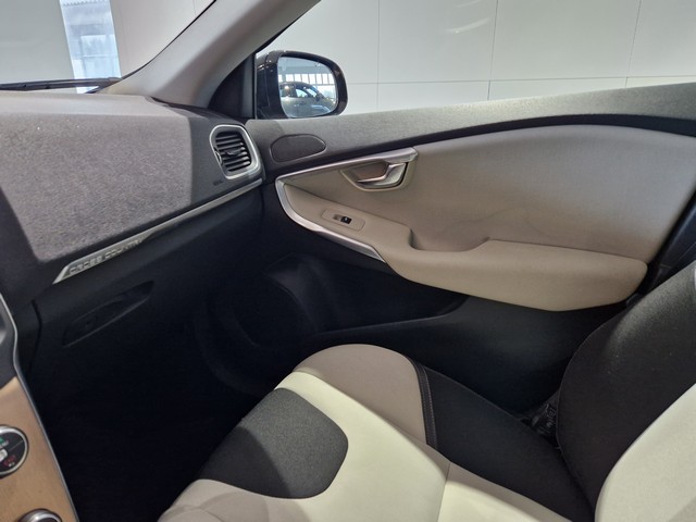Volvo V40 CROSS COUNTRY D2 MOMENTUM AUT