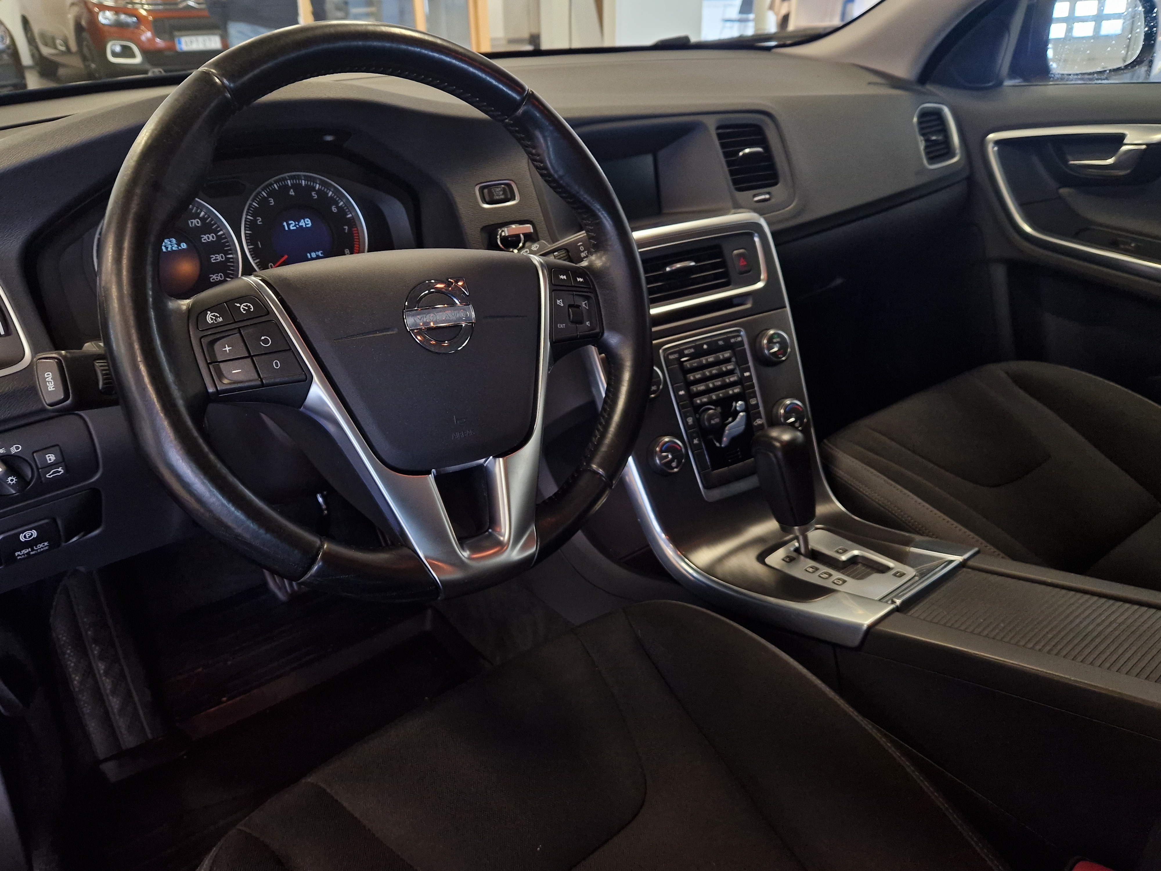 Volvo V60 T3 MOMENTUM AUT