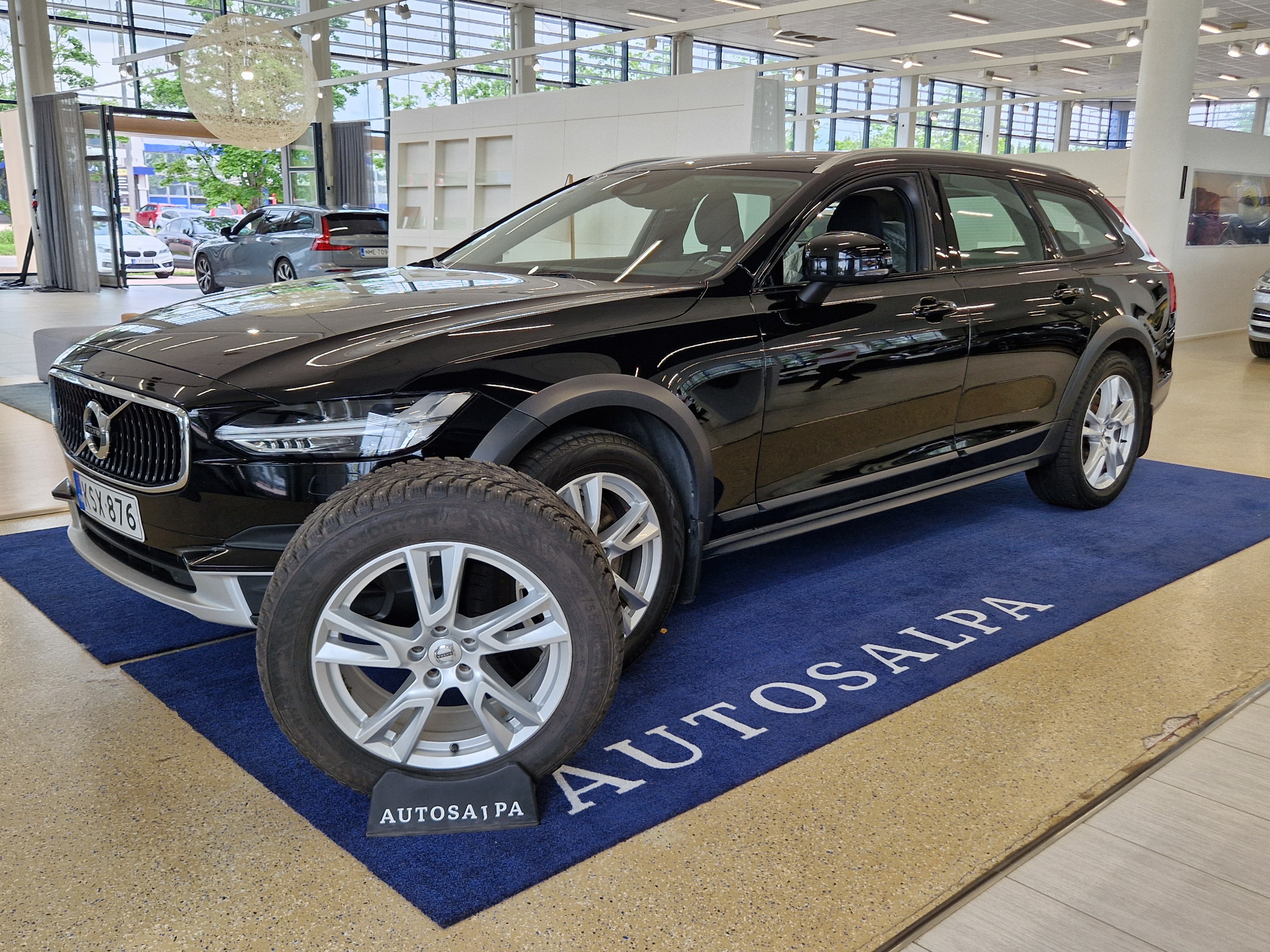 Volvo V90 Cross Country D4 AWD Plus aut 2018, kuva 2/18