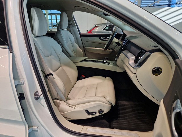 Volvo XC60 B4 AWD D-MHEV MOMENTUM AUT TAKUU 24KK/40TKM