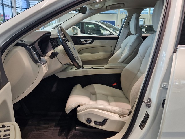 Volvo XC60 B4 AWD D-MHEV MOMENTUM AUT TAKUU 24KK/40TKM