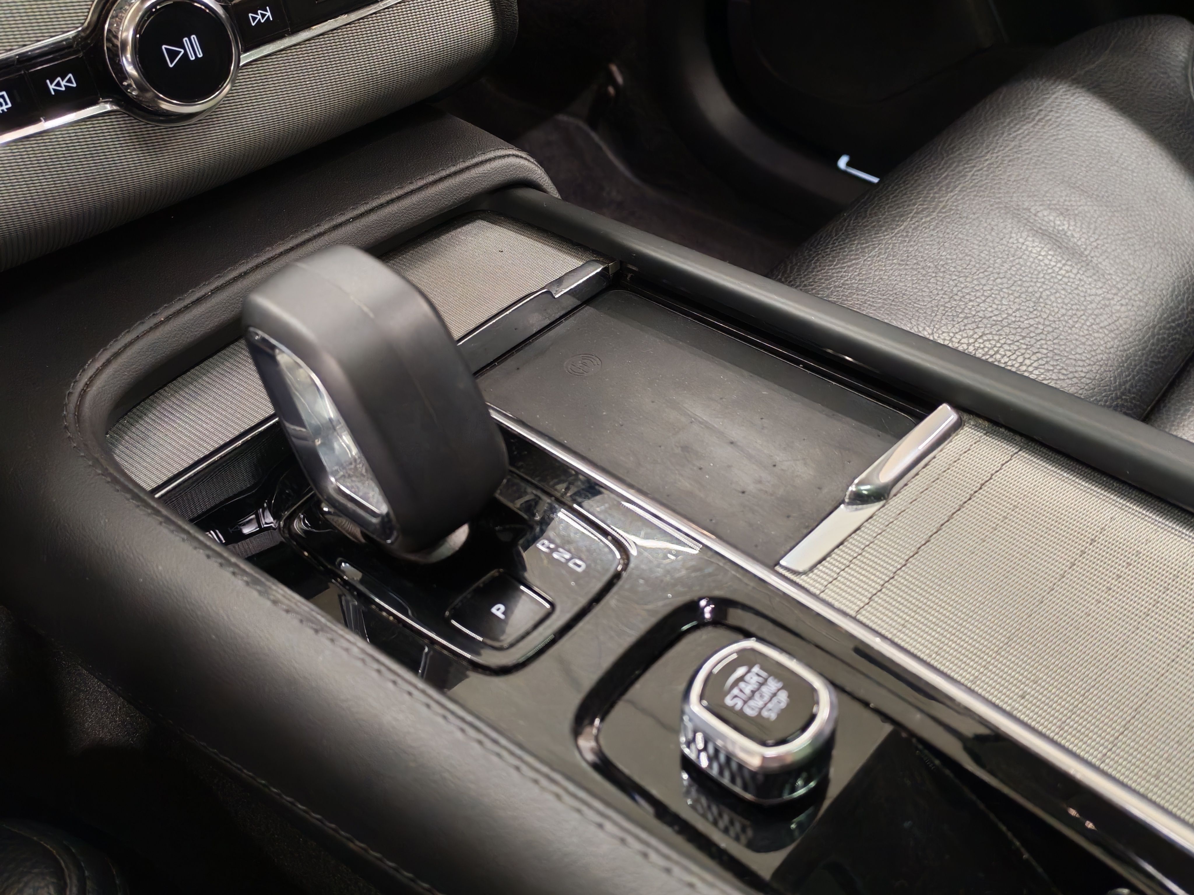 Volvo XC90 T8 AWD LONG RANGE PLUS BRIGHT TAKUU 24KK/40TKM