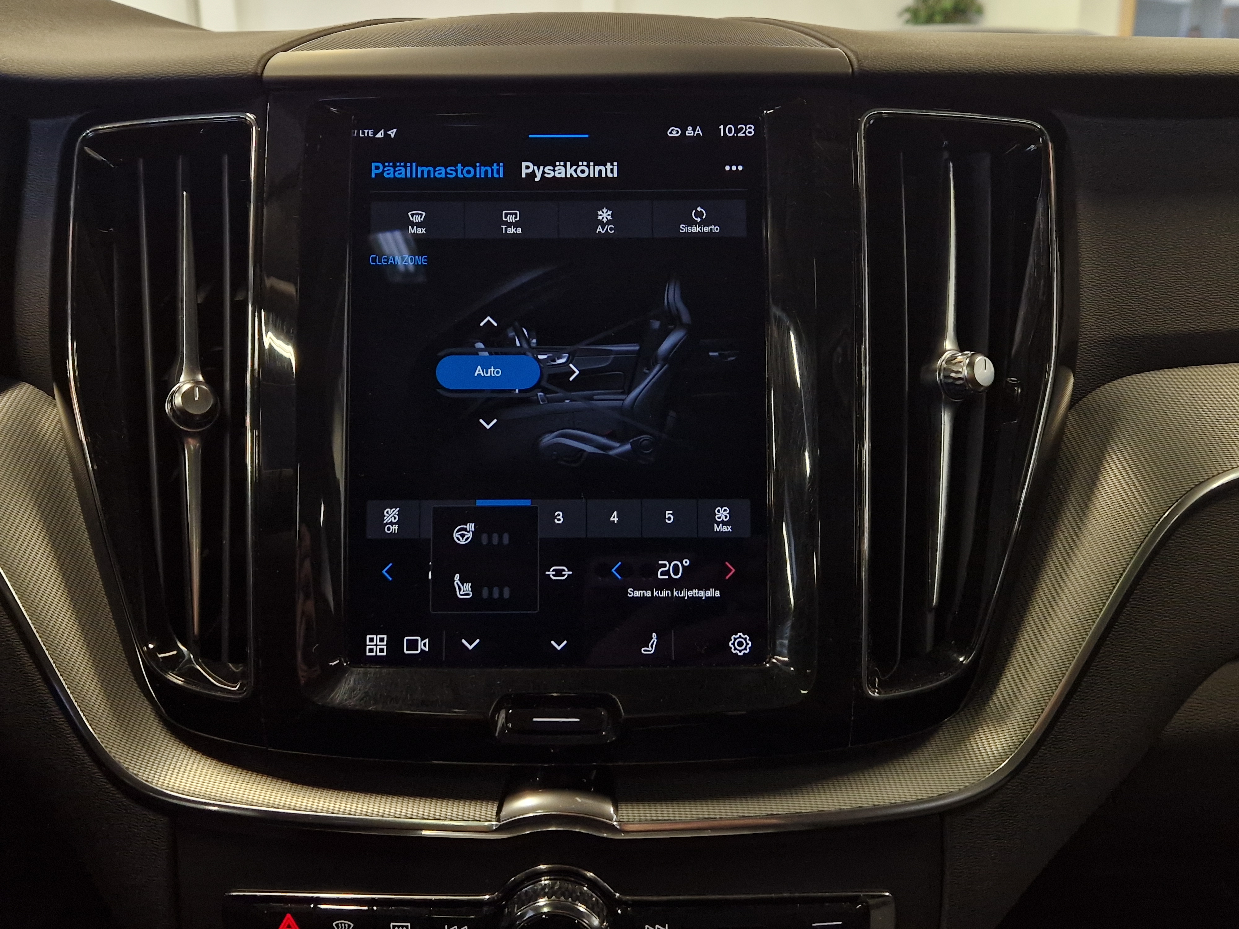 Volvo XC60 T8 AWD LONG RANGE PLUS BRIGHT TAKUU 24KK/40TKM