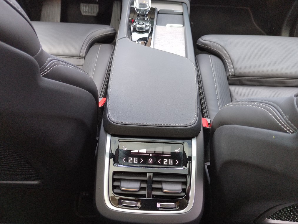 Volvo XC90 T8 AWD LONG RANGE ULTRA DARK TAKUU 24KK/40TKM