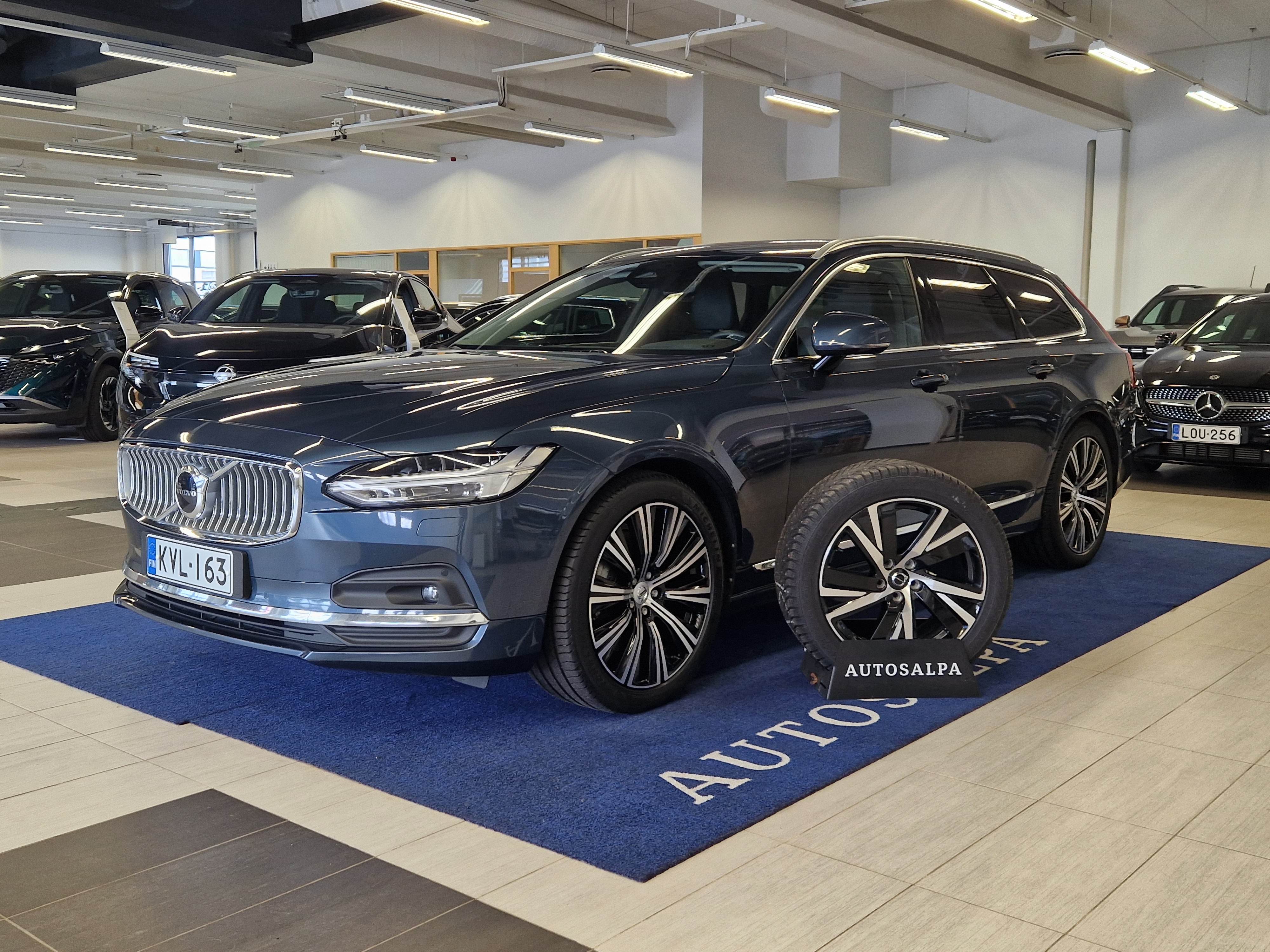 Volvo V90 B4 AWD D-MHEV Plus Bright aut 2023, kuva 2/17