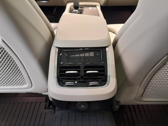 Volvo V90 CROSS COUNTRY B5 AWD D-MHEV BUSINESS ULTIMATE TAKUU 24KK/40TKM.