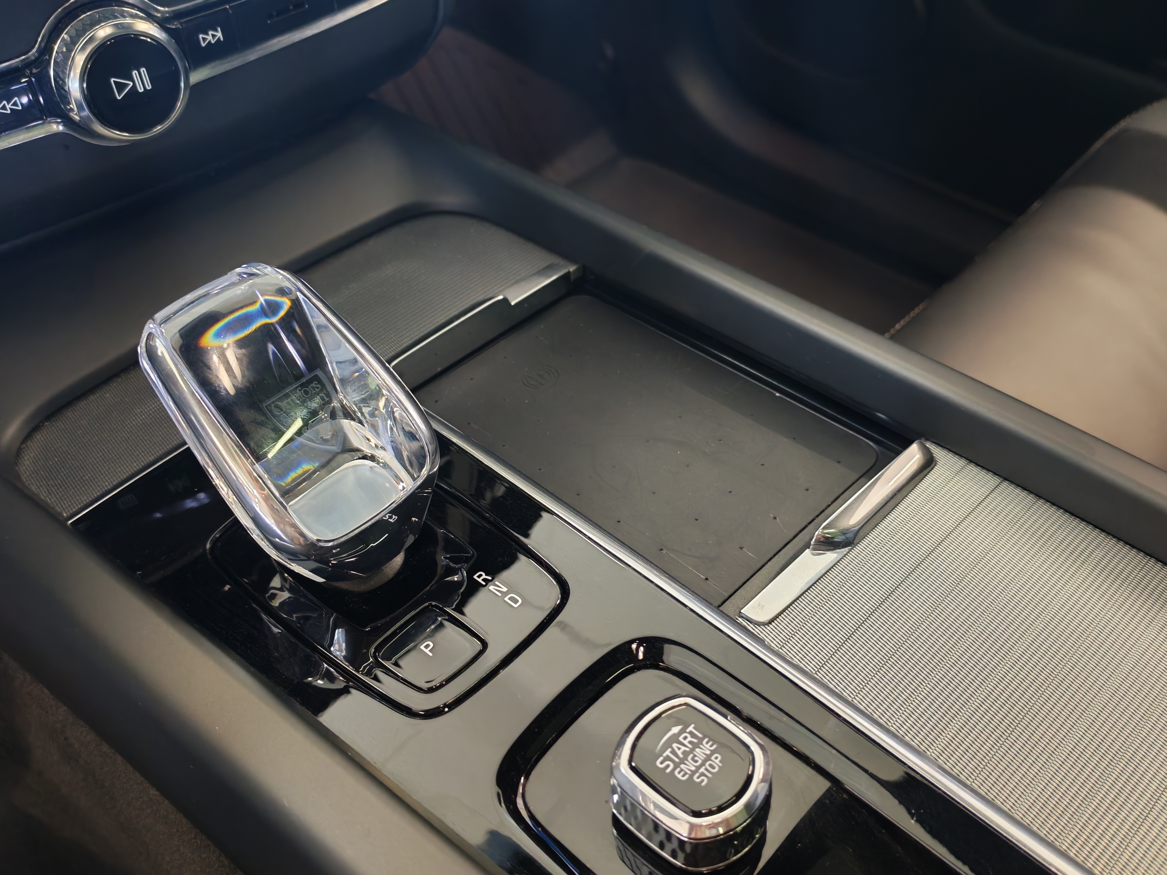 Volvo XC60 T8 AWD LONG RANGE PLUS DARK TAKUU 24KK/40TKM