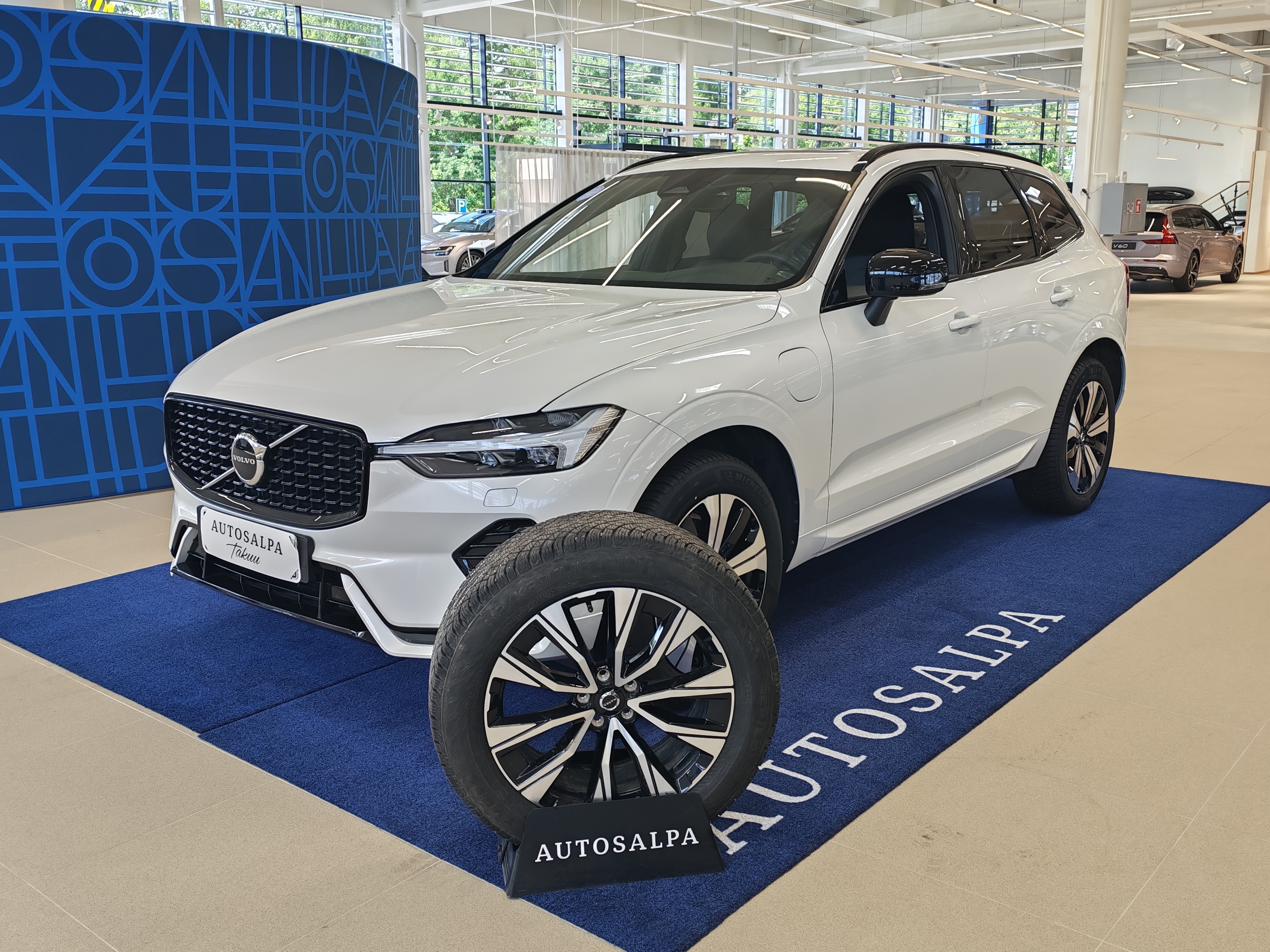 Volvo XC60 T8 AWD LONG RANGE PLUS DARK TAKUU 24KK/40TKM