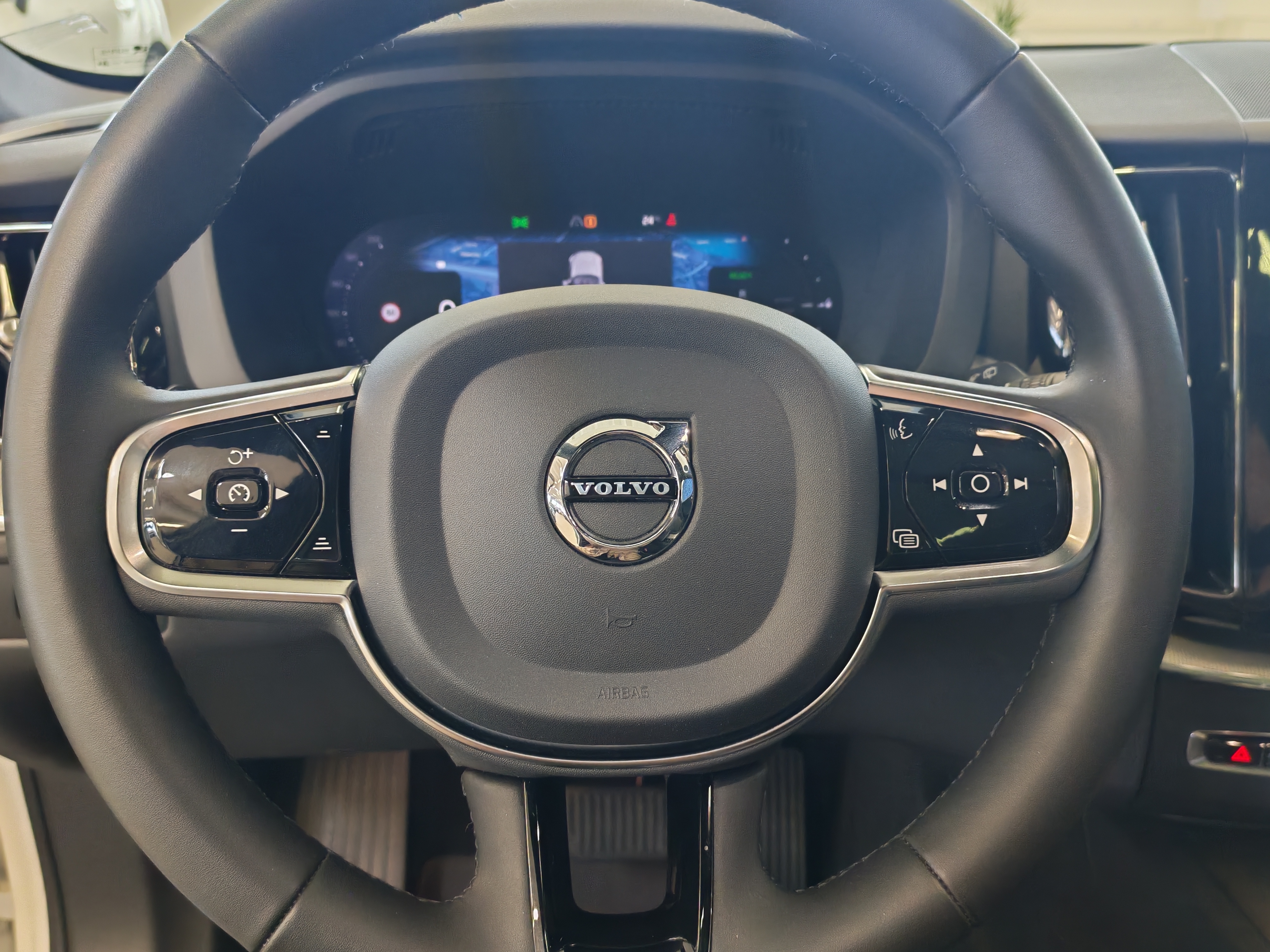Volvo XC60 T8 AWD LONG RANGE PLUS DARK TAKUU 24KK/40TKM