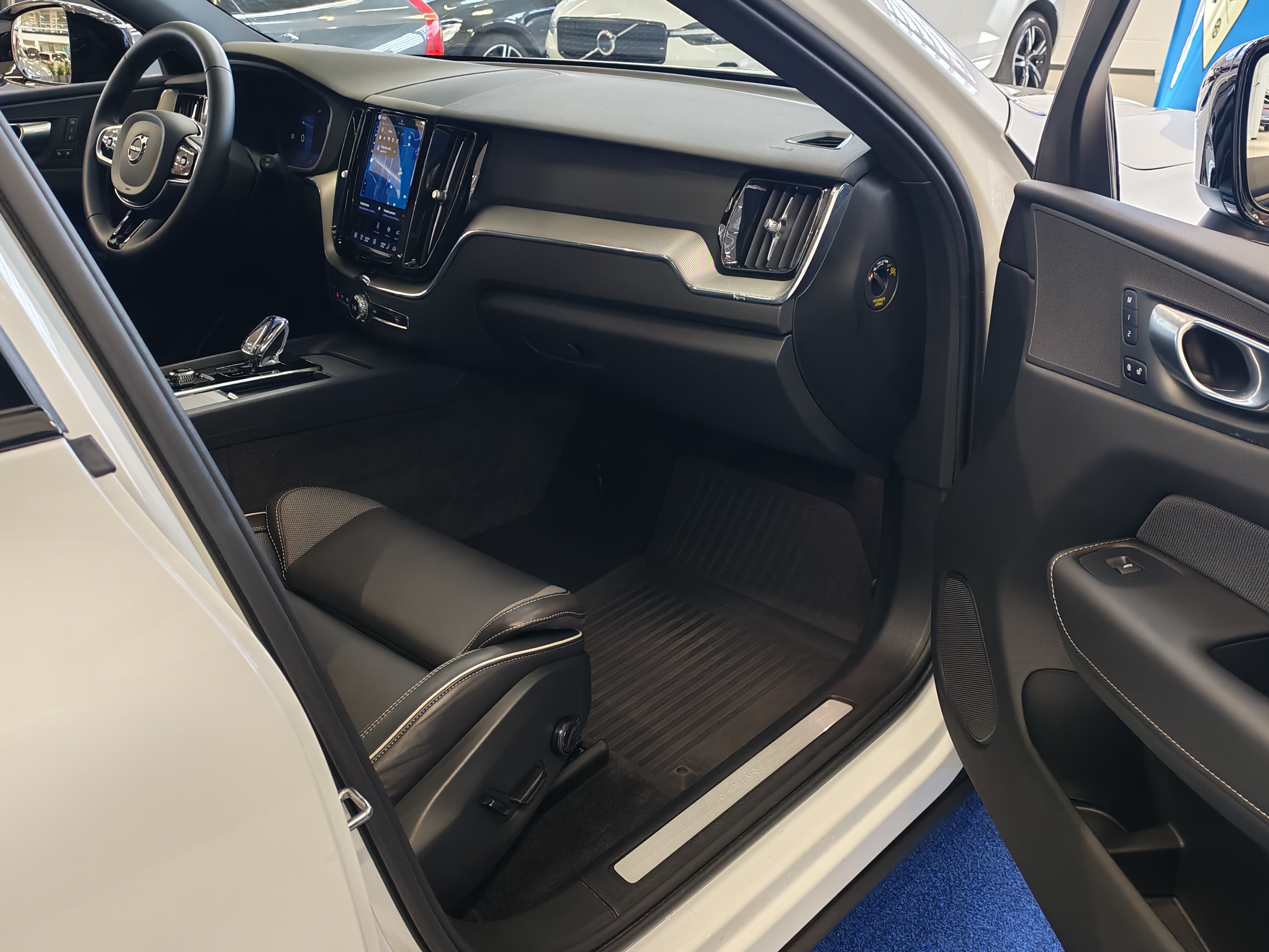Volvo XC60 T8 AWD LONG RANGE PLUS DARK TAKUU 24KK/40TKM