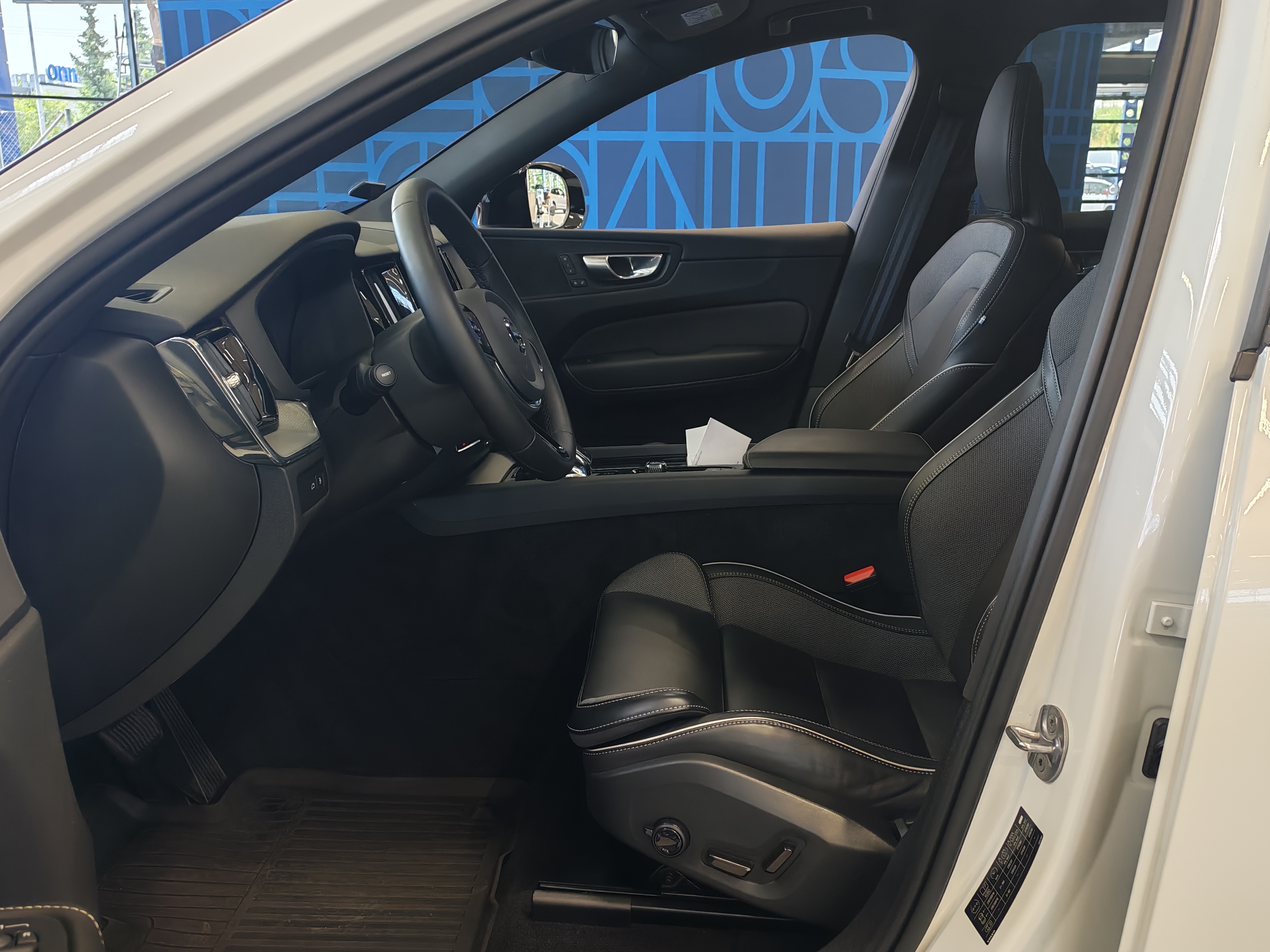 Volvo XC60 T8 AWD LONG RANGE PLUS DARK TAKUU 24KK/40TKM