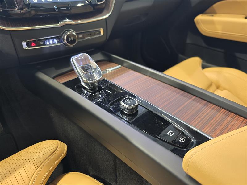 Volvo XC60 T8 AWD LONG RANGE ULTIMATE BRIGHT TAKUU 24KK/40TKM