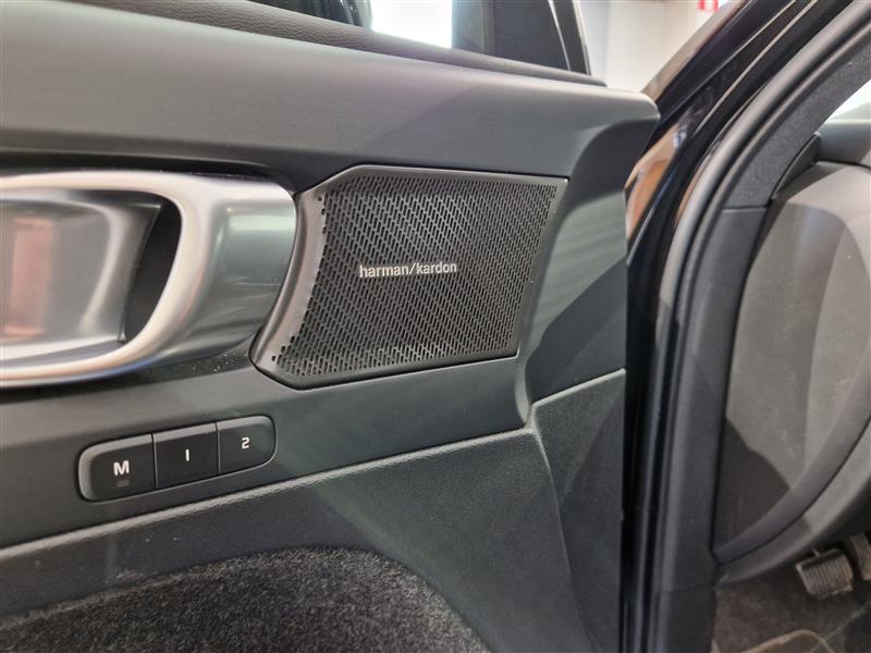 Volvo EC40 TWIN PERFORMANCE ULTRA BLACK EDITION.