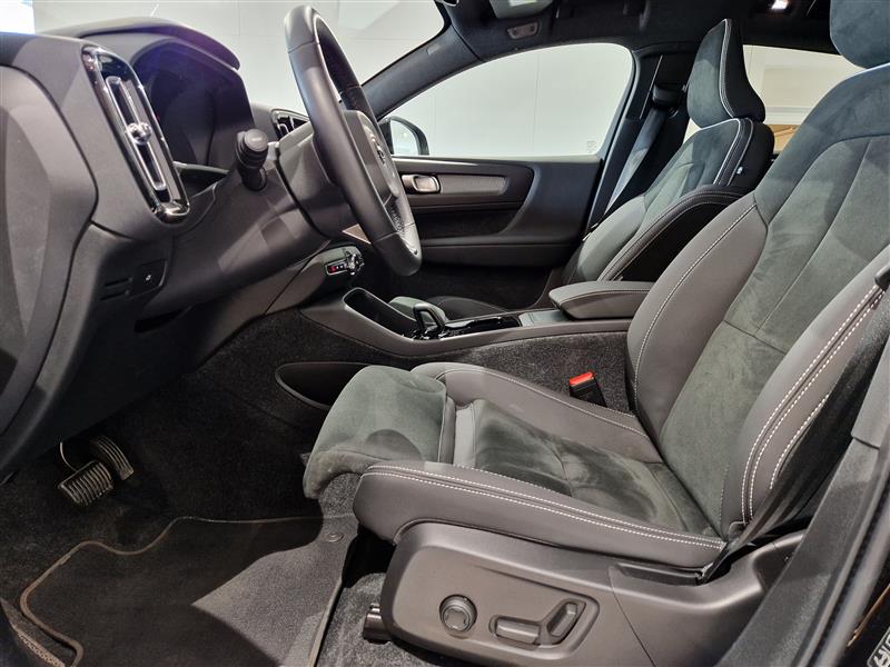 Volvo EC40 TWIN PERFORMANCE ULTRA BLACK EDITION.