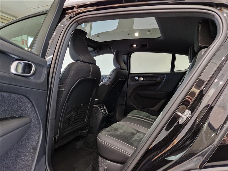 Volvo EC40 TWIN PERFORMANCE ULTRA BLACK EDITION.