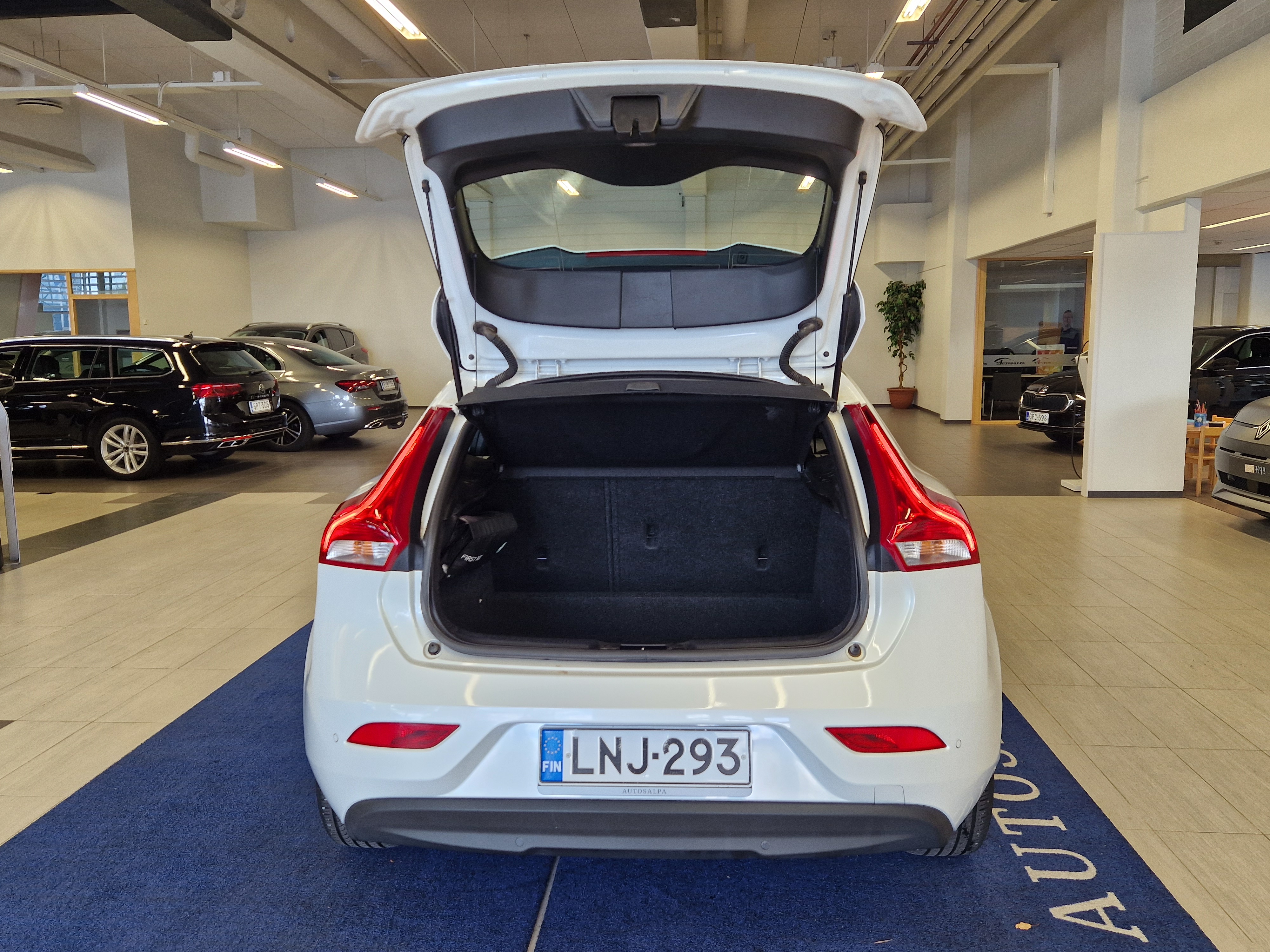 Volvo V40 T2 Momentum aut. 2016, kuva 3/12