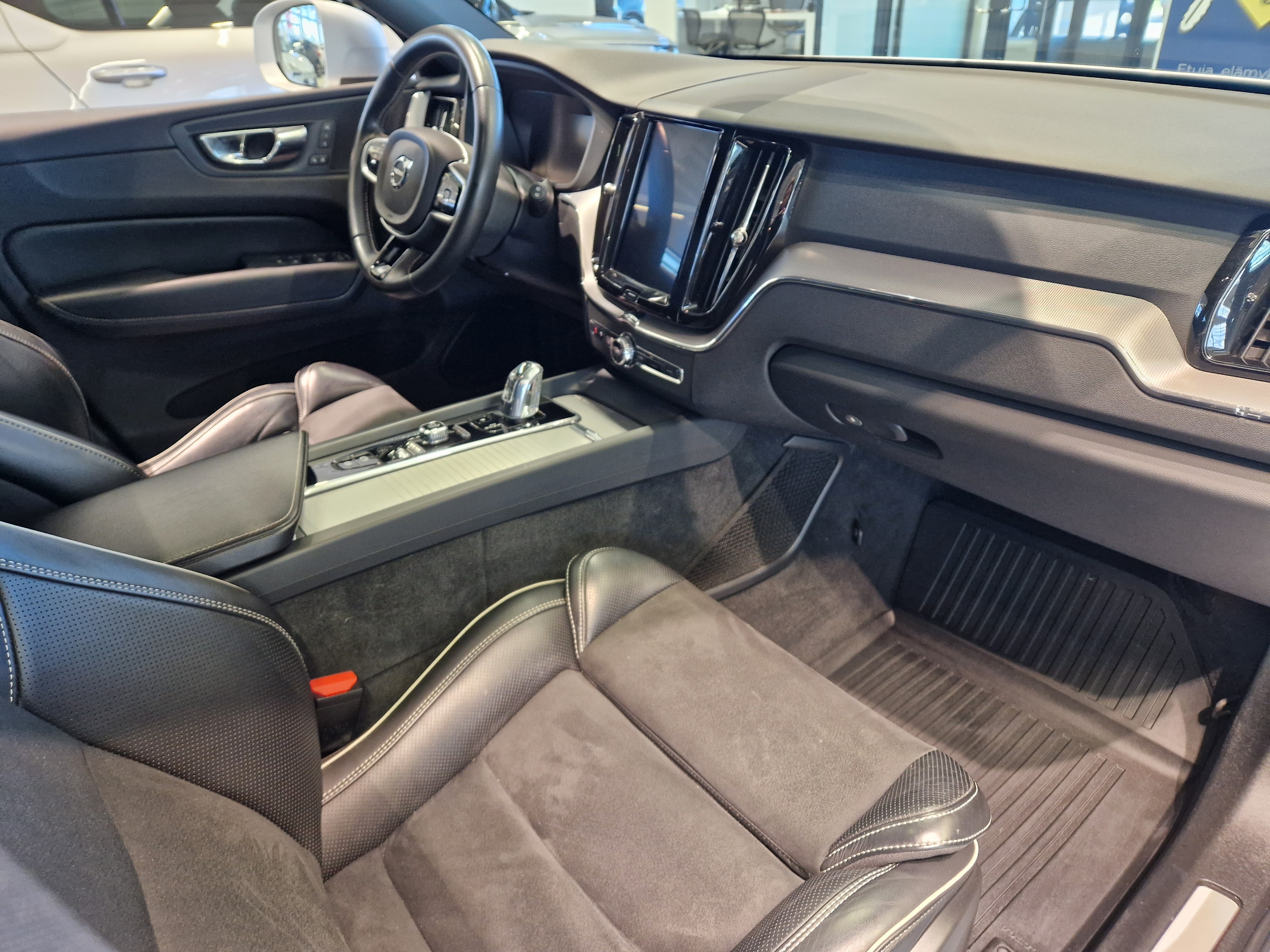 Volvo XC60 T8 AWD R-DESIGN TAKUU 12KK/20TKM