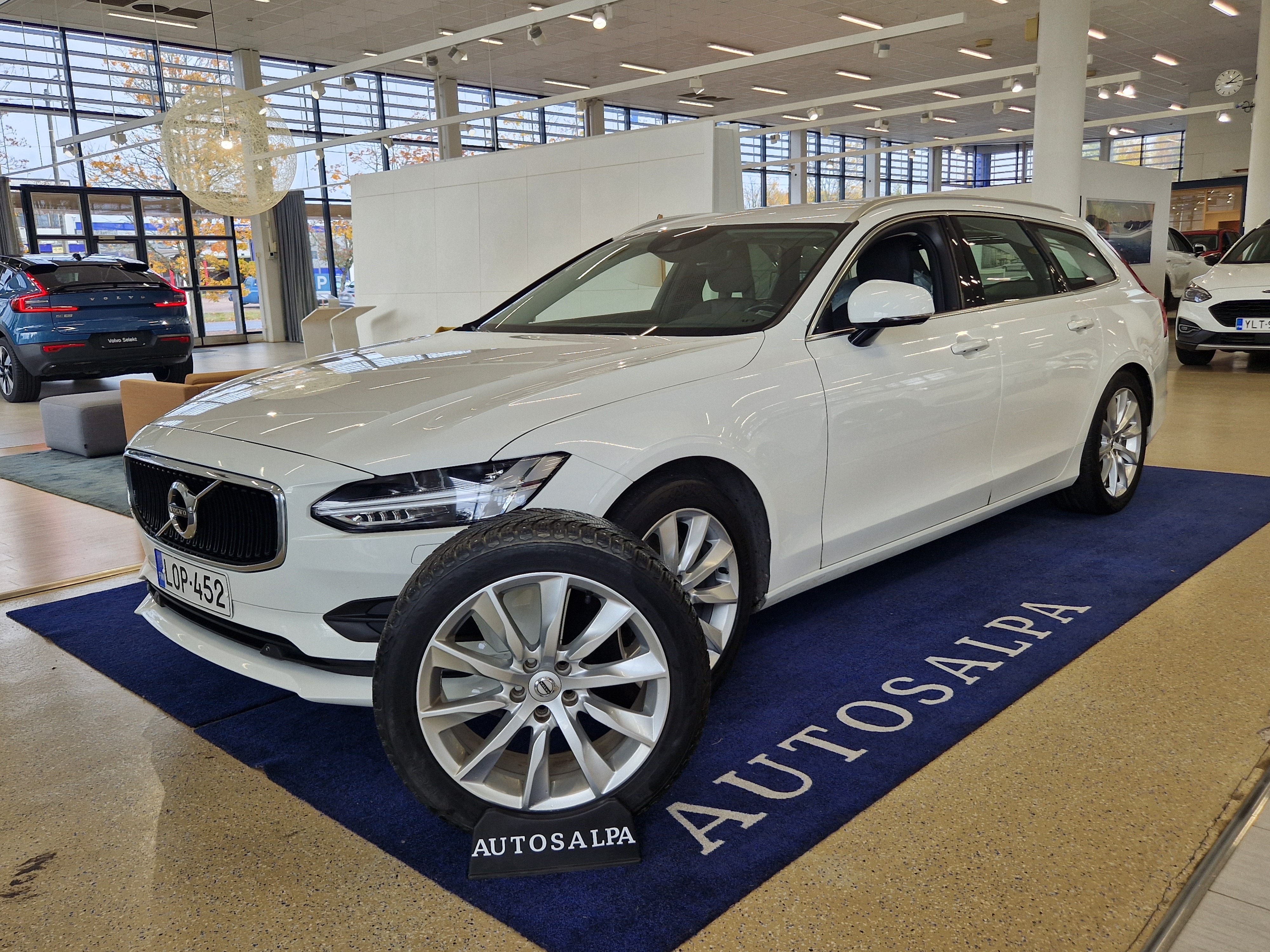 Volvo V90 D5 AWD Business aut 2018, bild 2/17