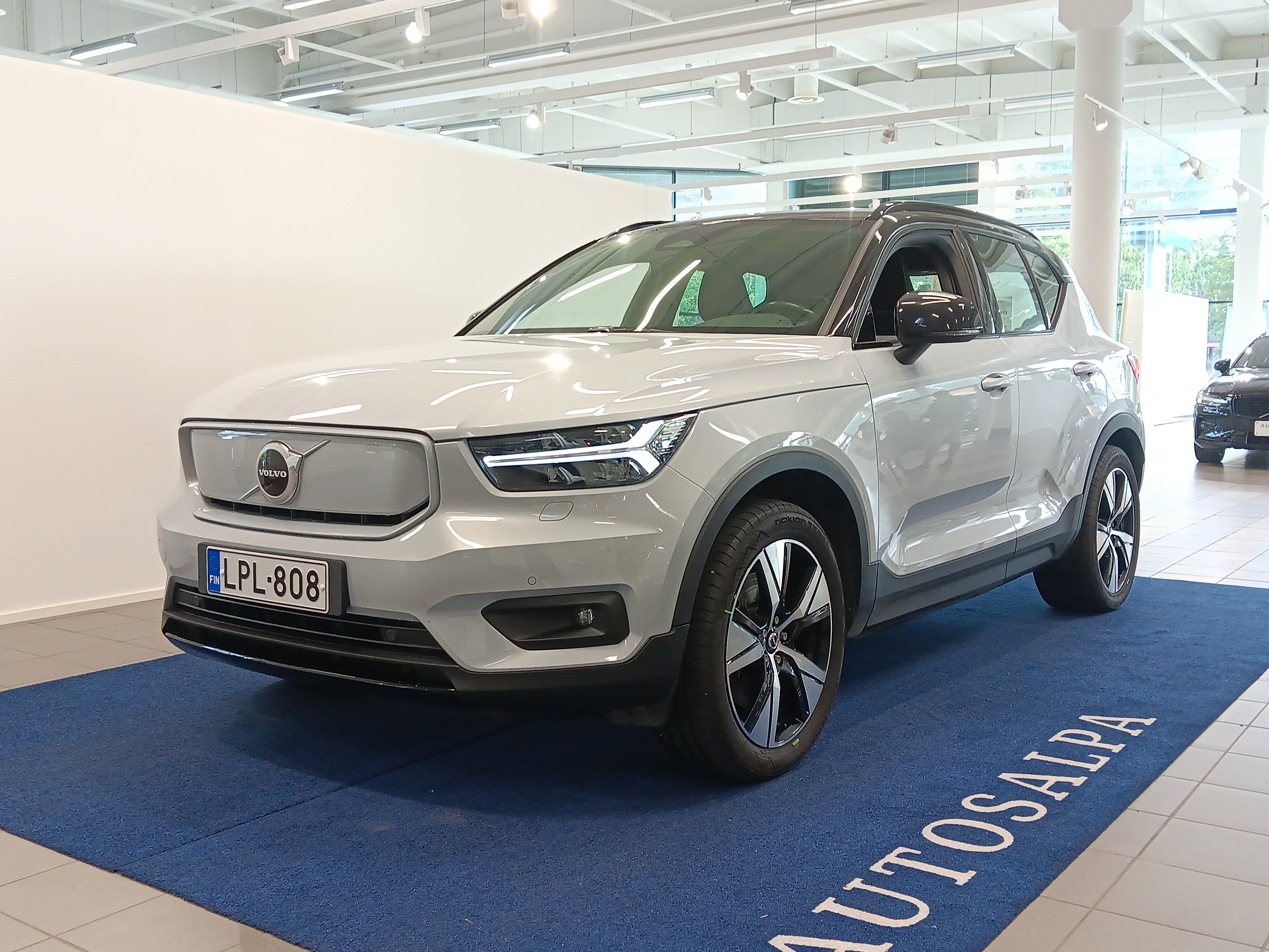 Volvo XC40 P8 AWD R-DESIGN TAKUU 24KK/40TKM