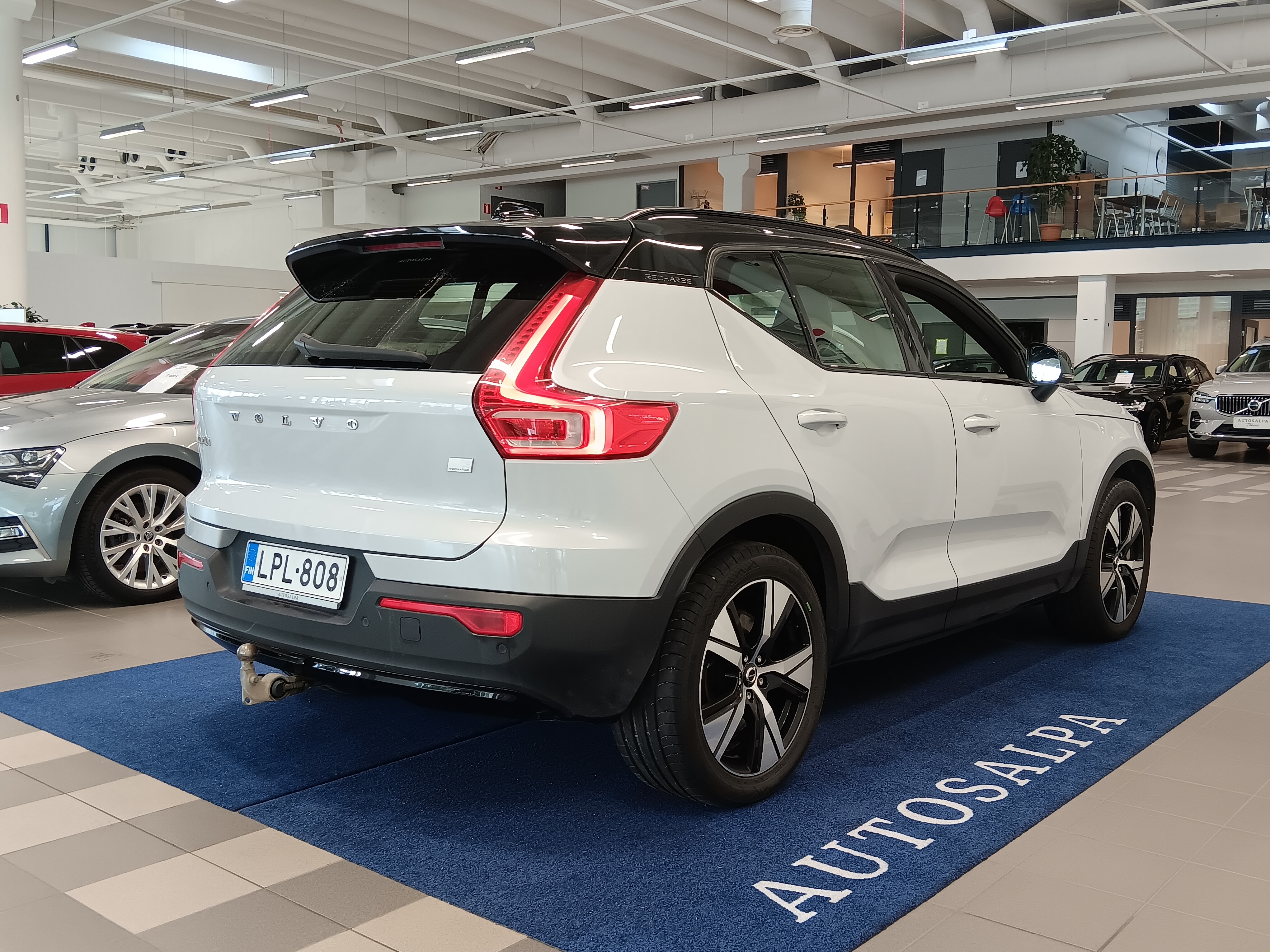 Volvo XC40 P8 AWD R-DESIGN TAKUU 24KK/40TKM