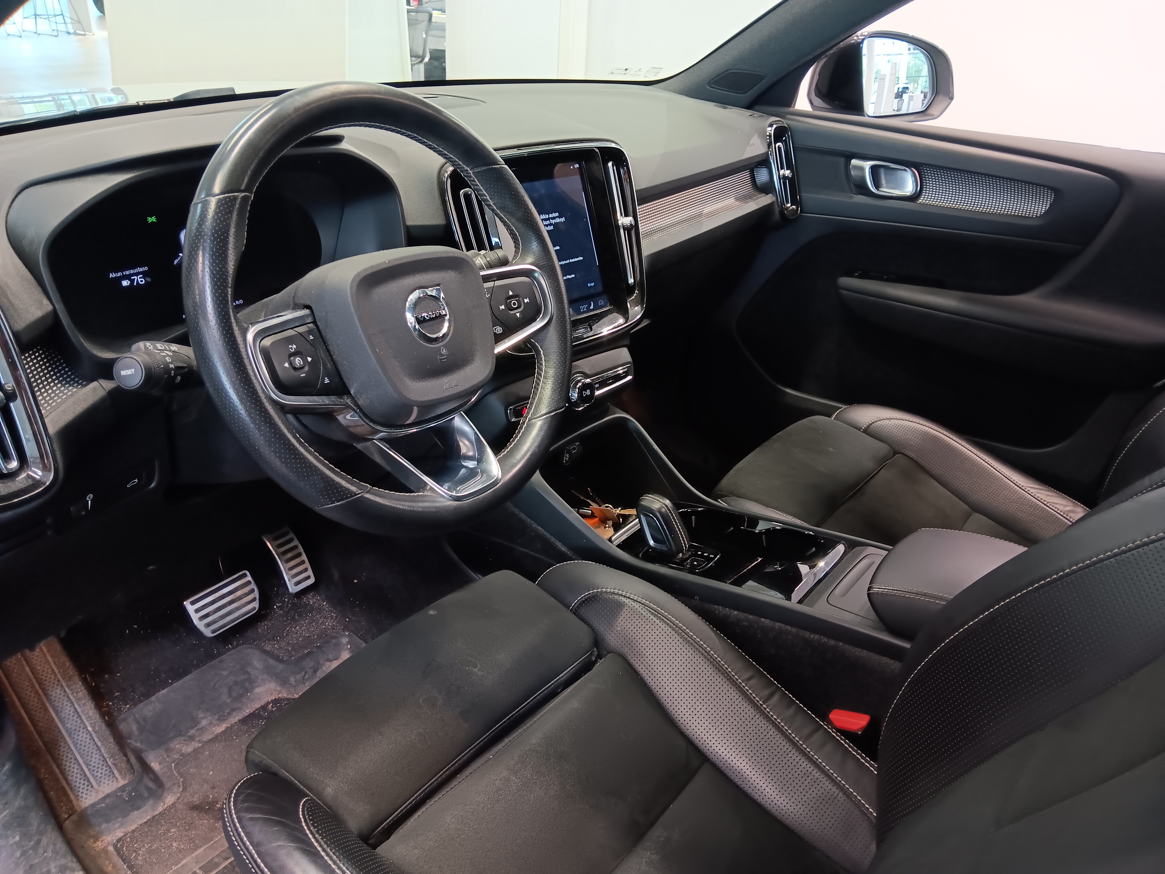 Volvo XC40 P8 AWD R-DESIGN TAKUU 24KK/40TKM