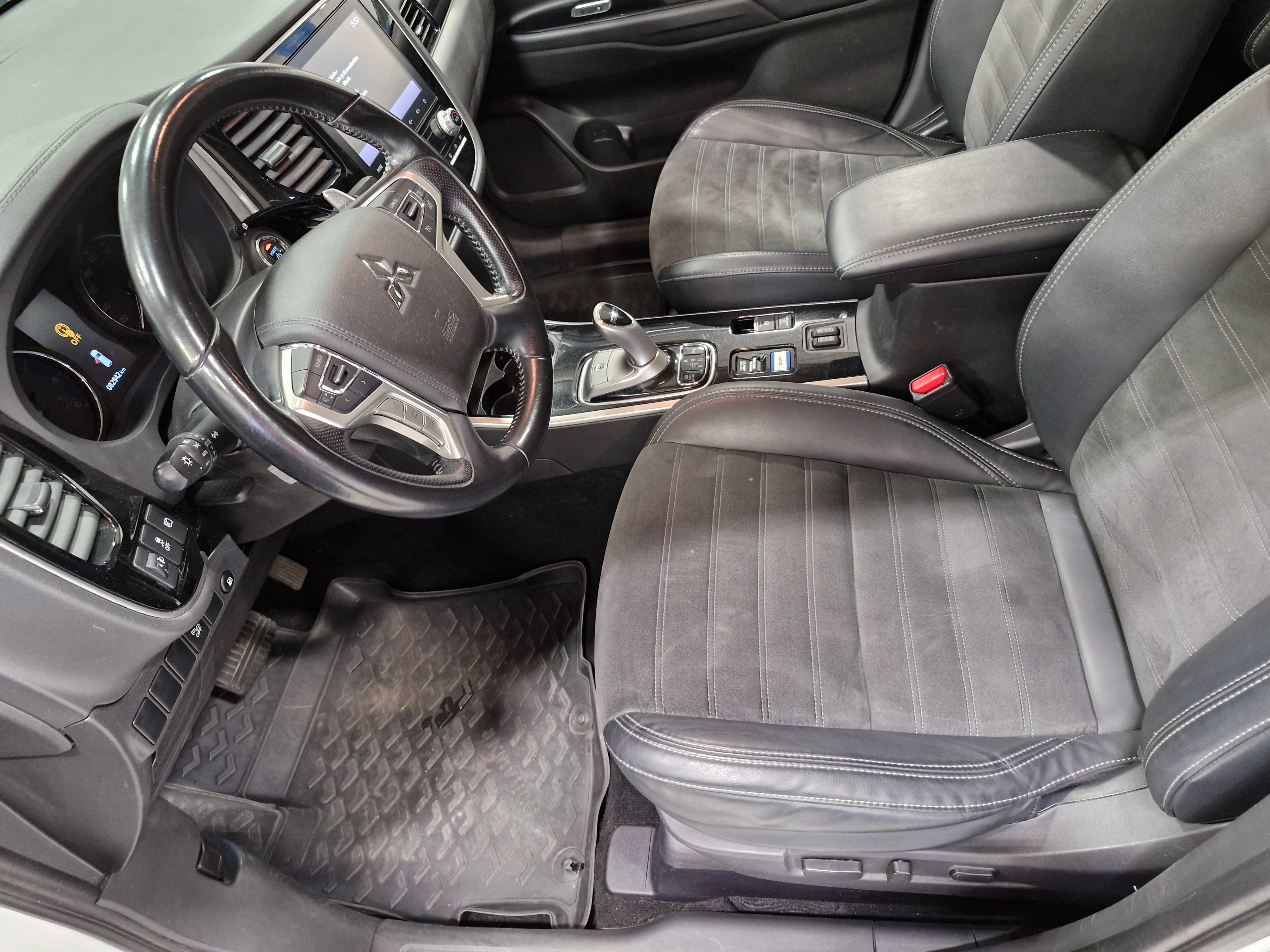 Mitsubishi OUTLANDER PHEV ACTIVE 4WD 5P
