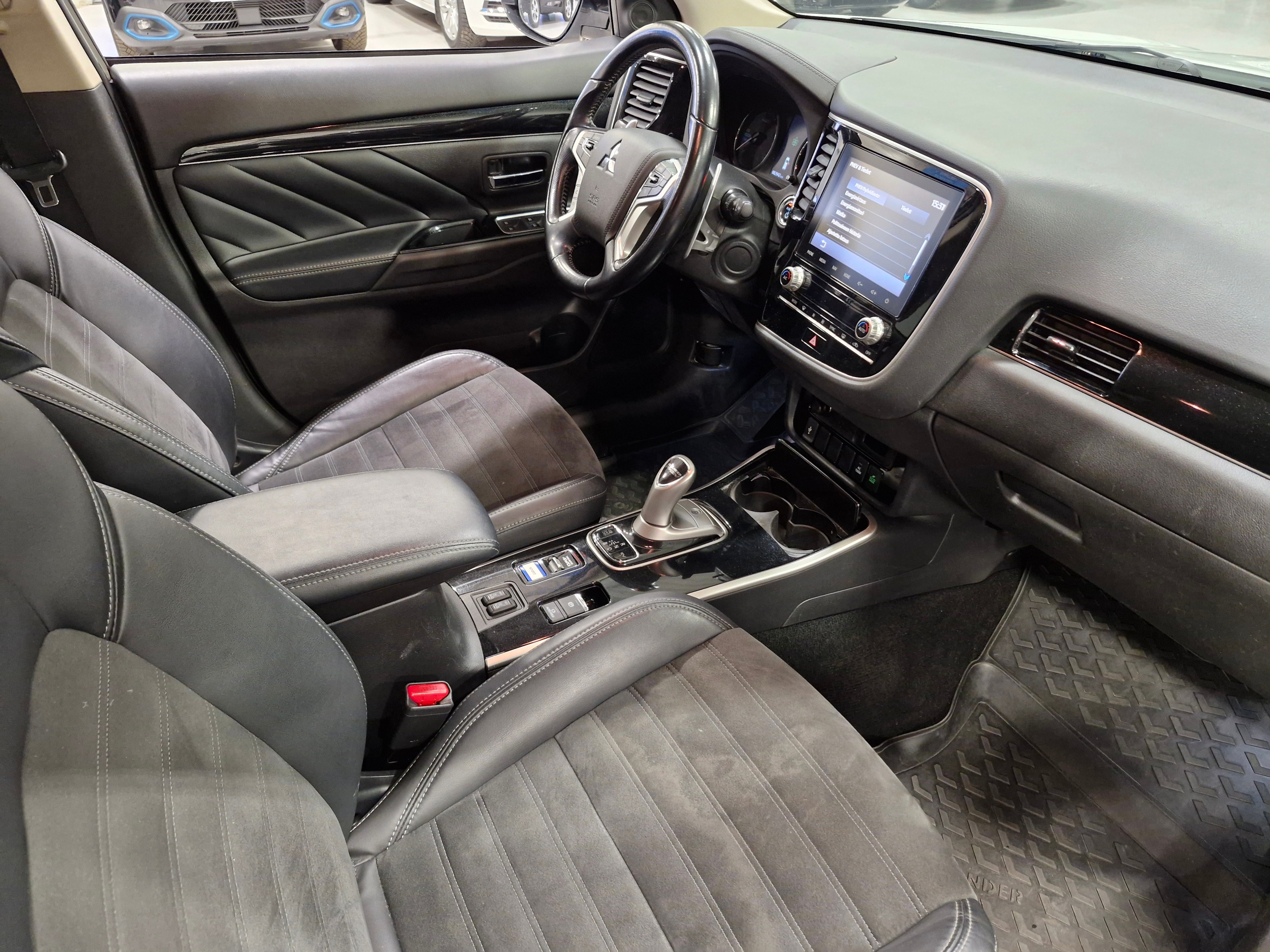 Mitsubishi OUTLANDER PHEV ACTIVE 4WD 5P