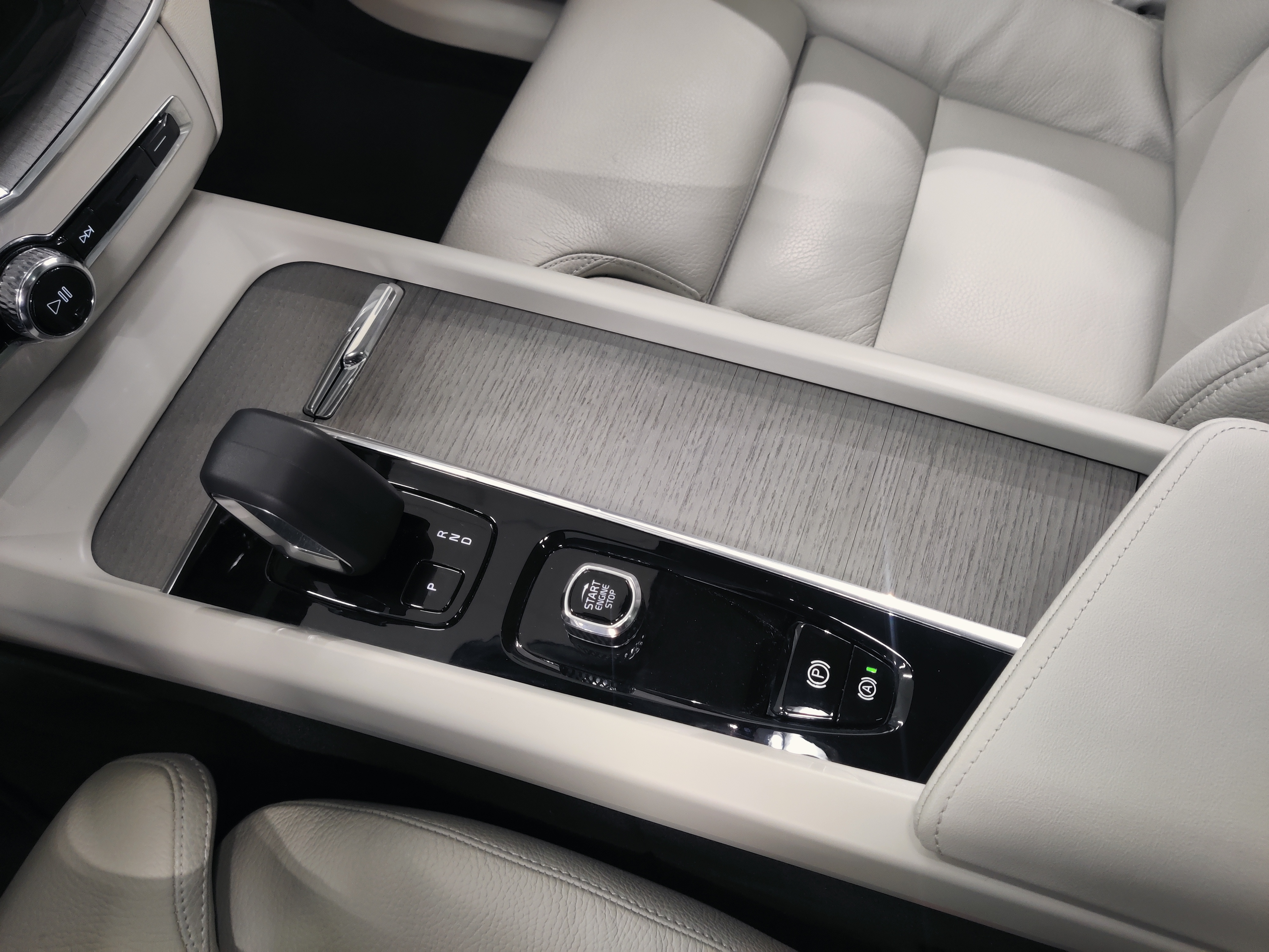 Volvo XC60 T8 AWD LONG RANGE PLUS BRIGHTTAKUU 24KK/40TKM