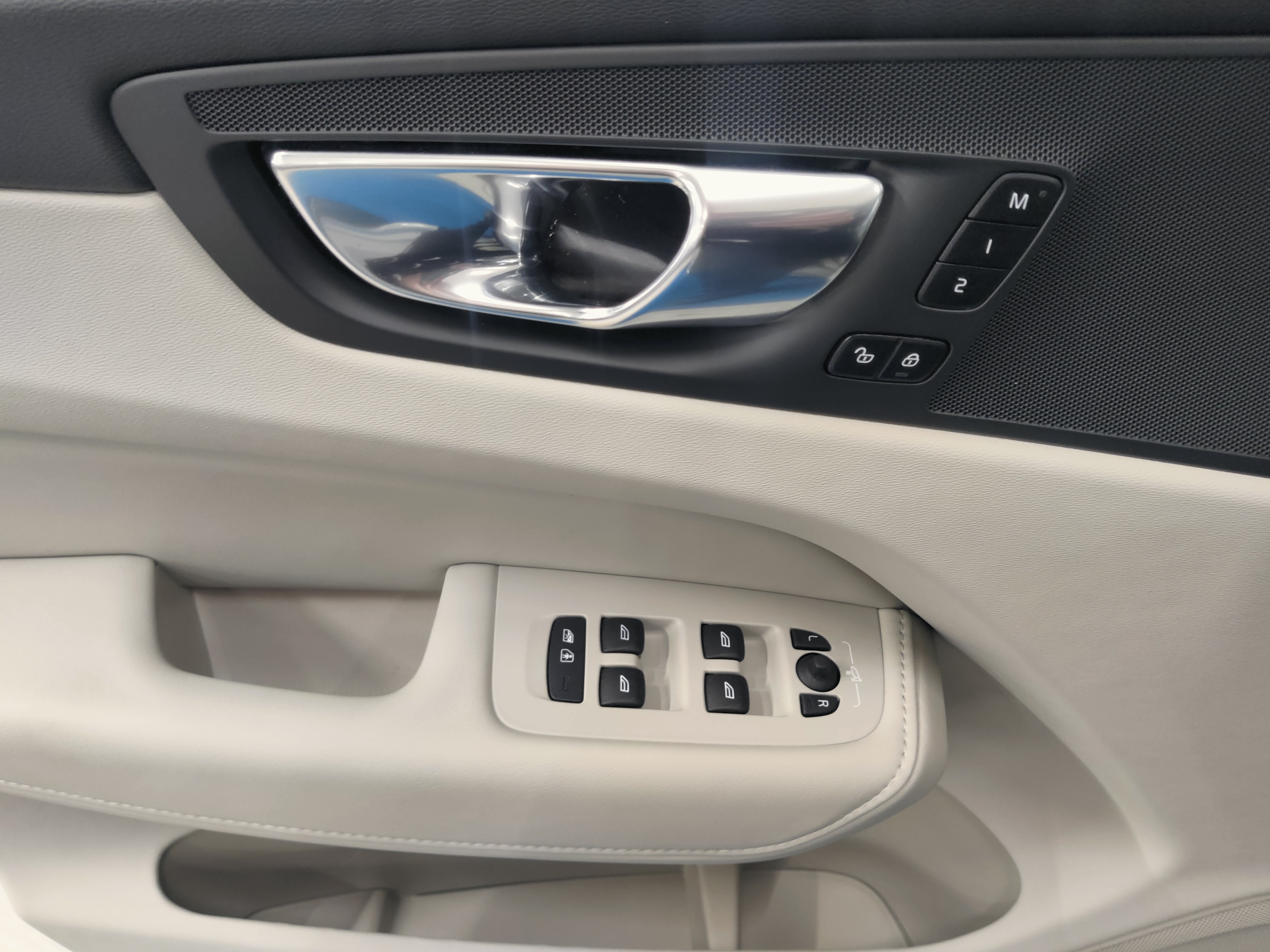 Volvo XC60 T8 AWD LONG RANGE PLUS BRIGHTTAKUU 24KK/40TKM