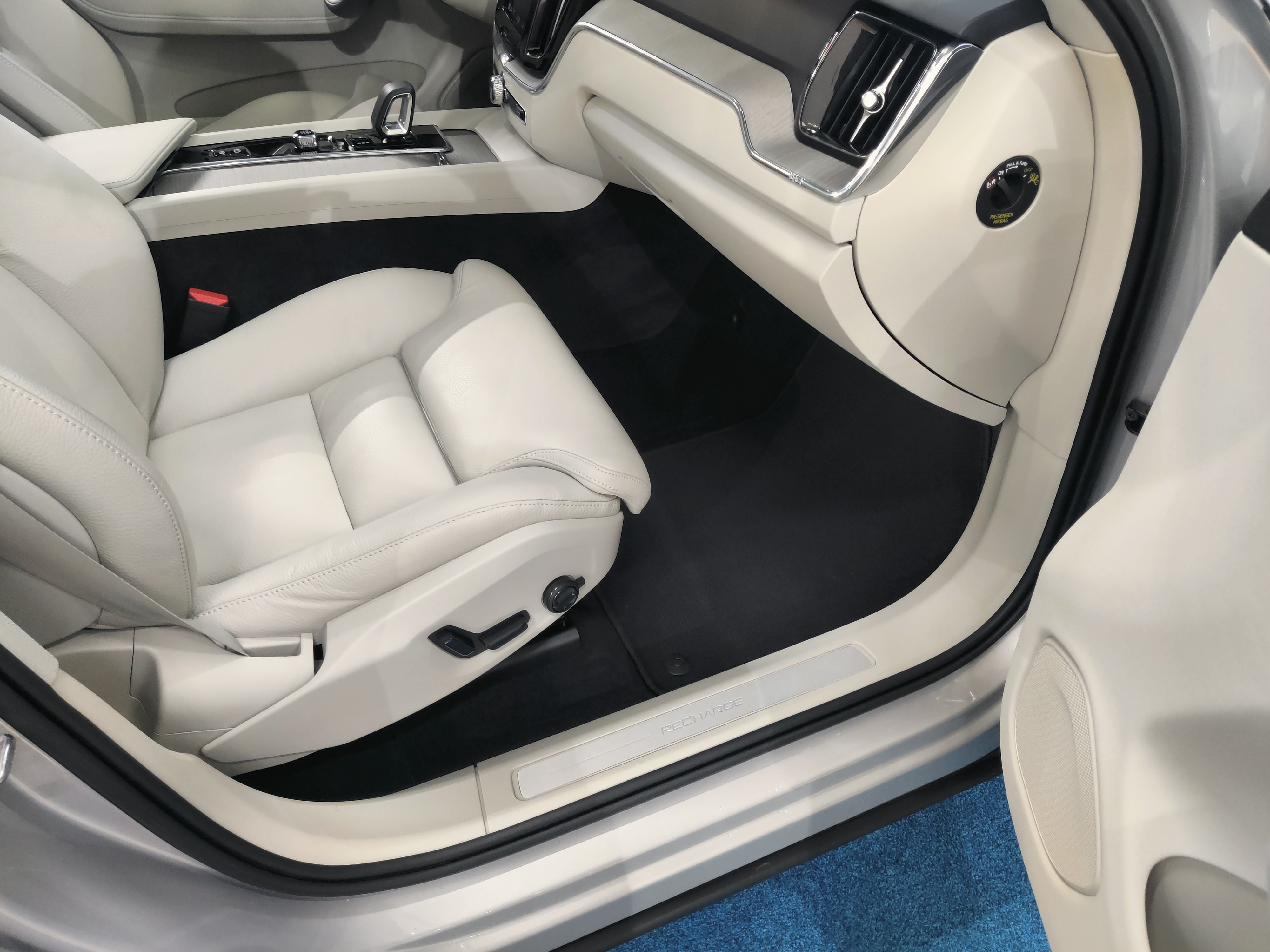 Volvo XC60 T8 AWD LONG RANGE PLUS BRIGHTTAKUU 24KK/40TKM