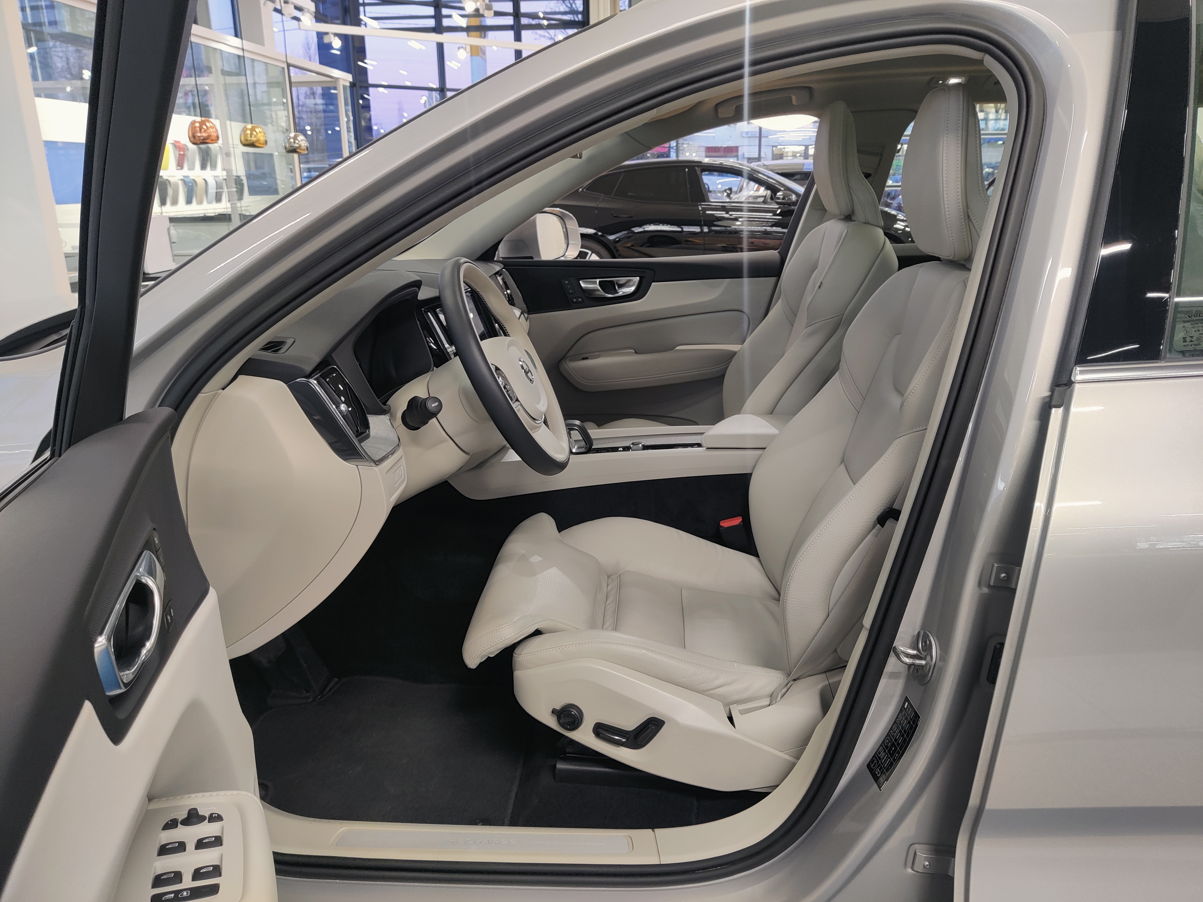 Volvo XC60 T8 AWD LONG RANGE PLUS BRIGHTTAKUU 24KK/40TKM