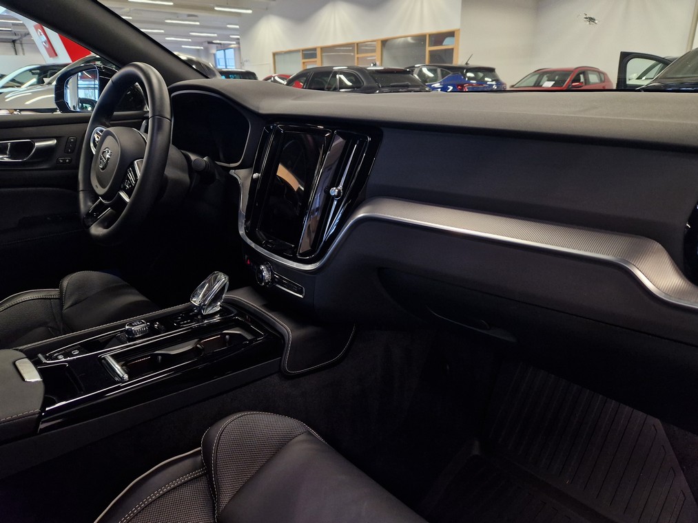 Volvo S60 T8 AWD LONG RANGE PLUS DARK TAKUU 24KK/40TKM