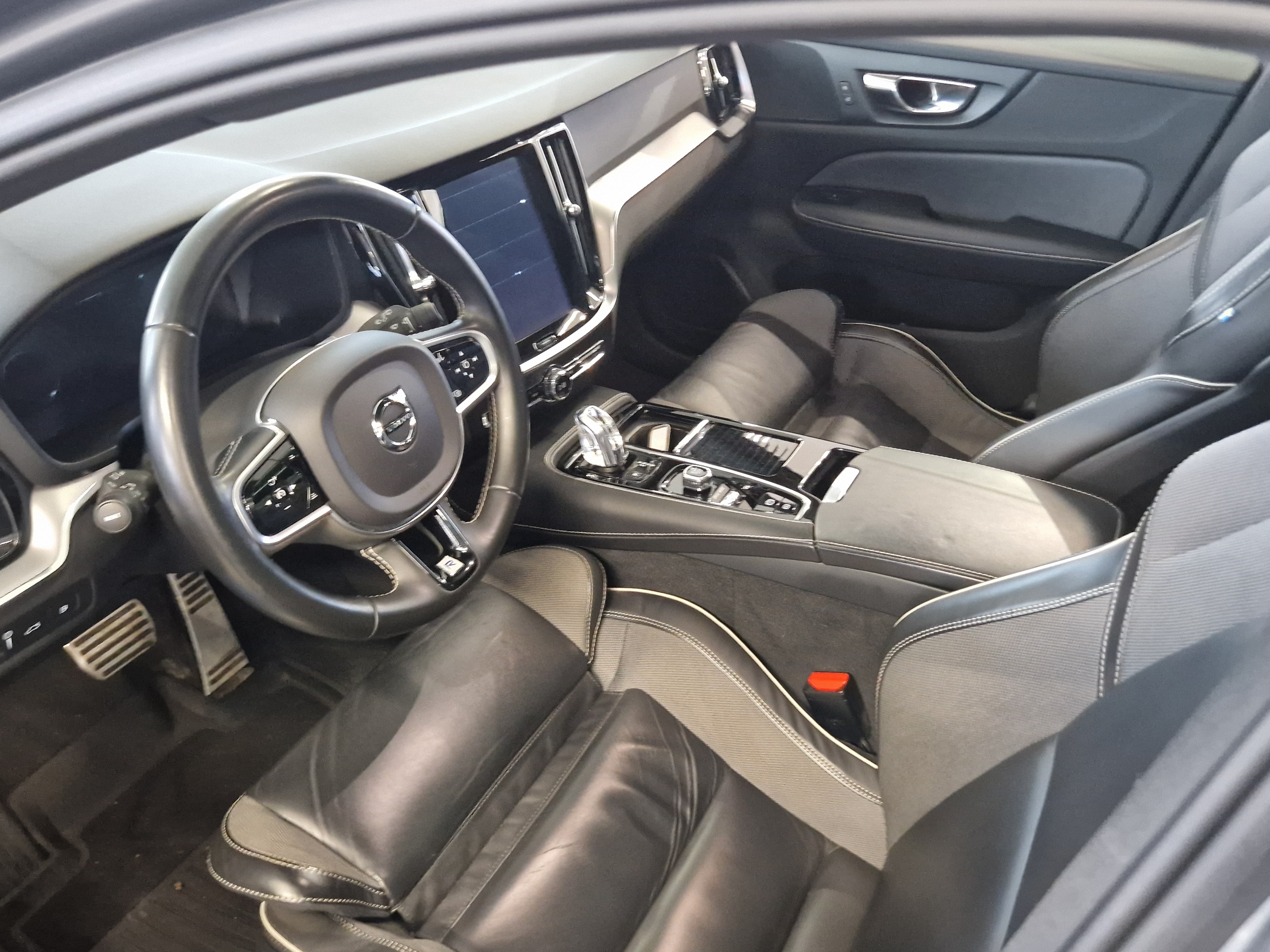 Volvo V60 T8 AWD R-DESIGN