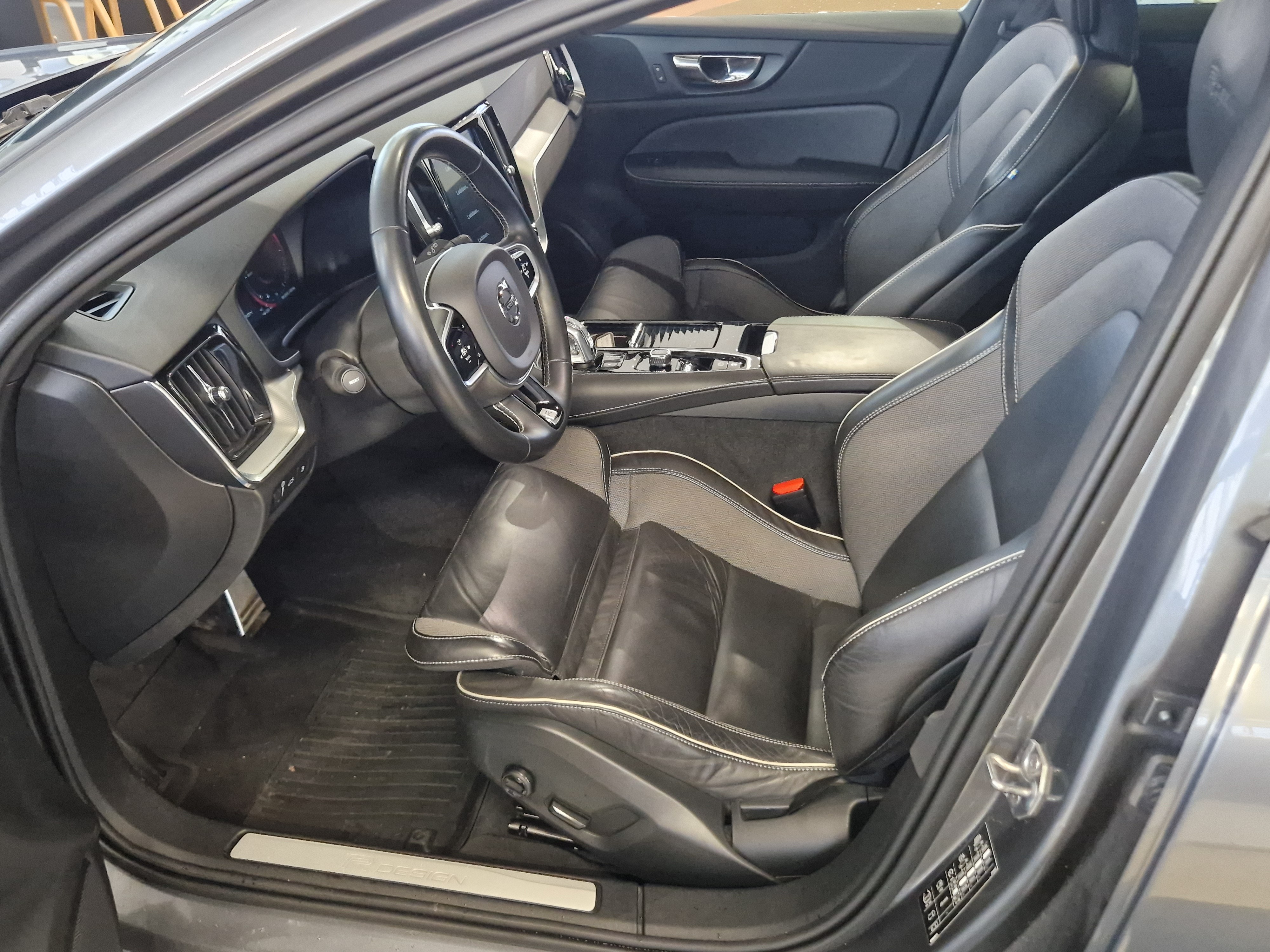 Volvo V60 T8 AWD R-DESIGN